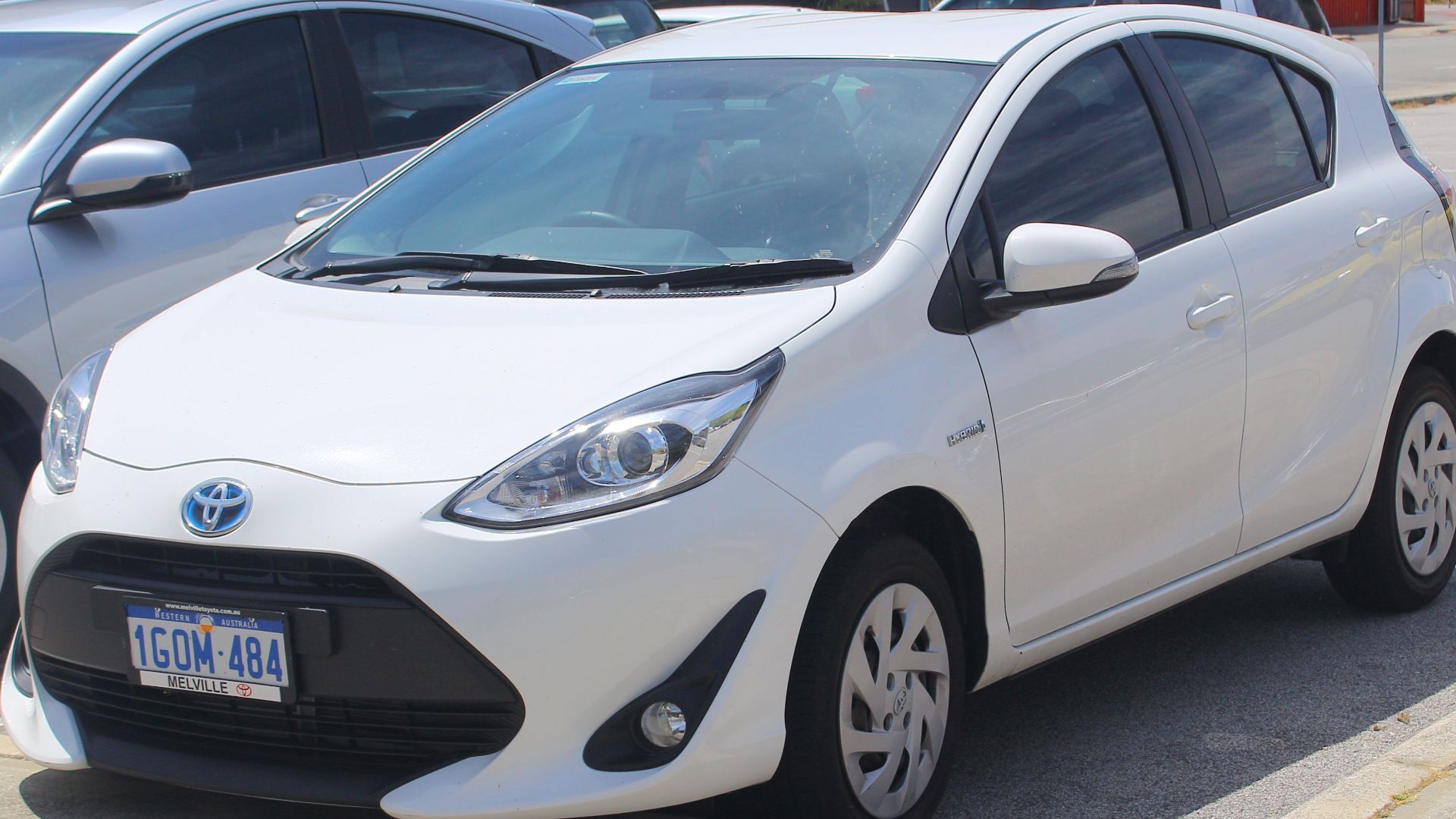 File:2018 Toyota Prius c (NHP10R) hatchback (2018-10-29) 01.jpg