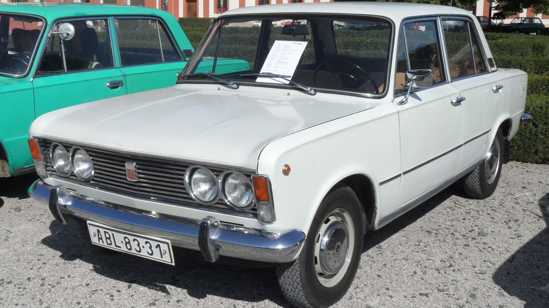 File:Fiat120 TrojaPalace G09. Polski Fiat 125p (1300) cutted.jpg