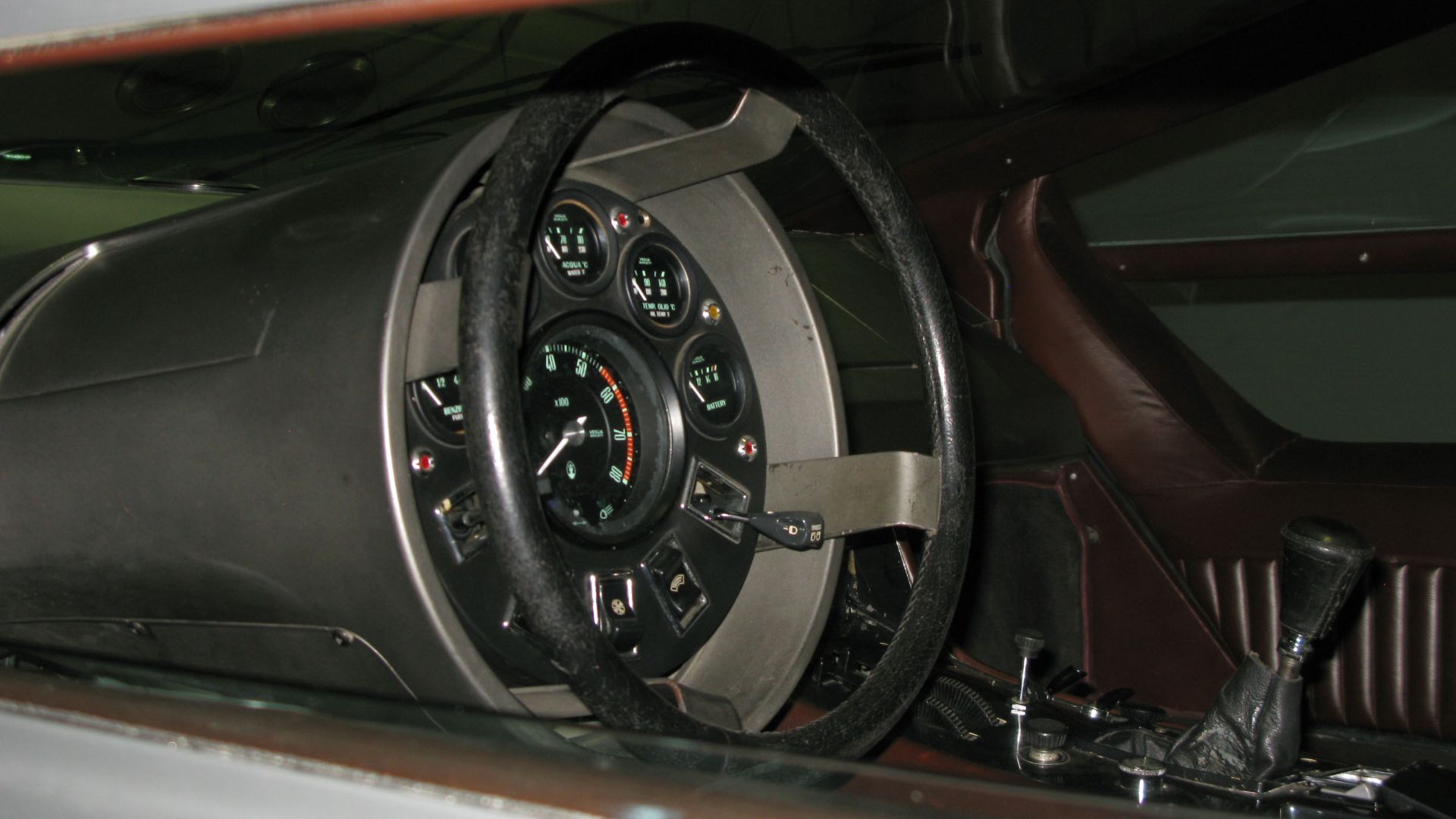 File:Maserati Boomerang steering wheel.jpg