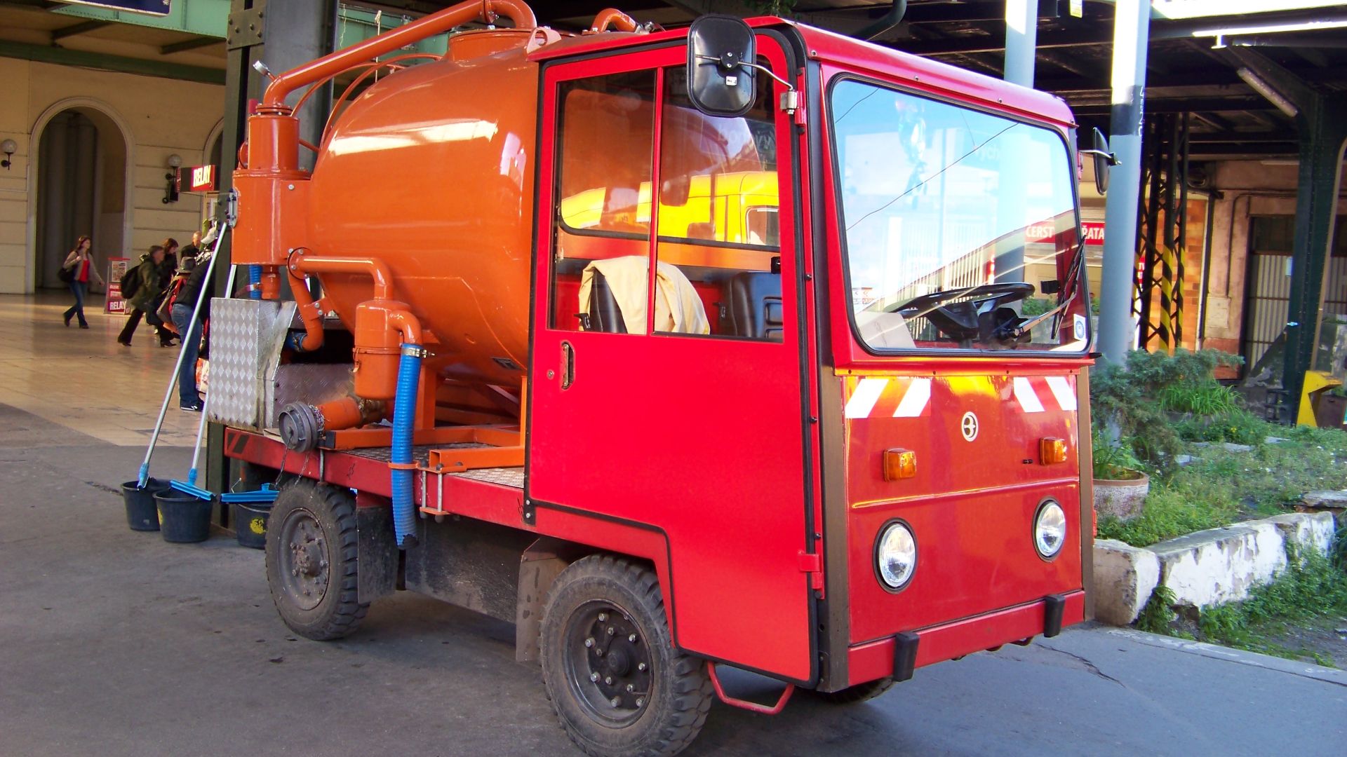 File:Masarykovo nádraží, akumulátorový vozík s cisternou.jpg
