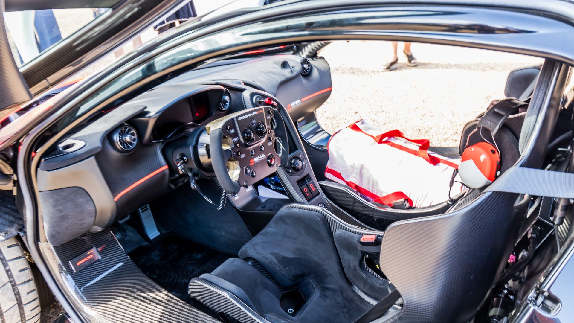 File:2018 McLaren P1 GTR interior.jpg