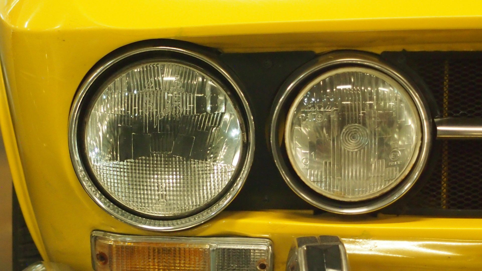 File:Headlight of Alfa Romeo 1750 GTV.jpg