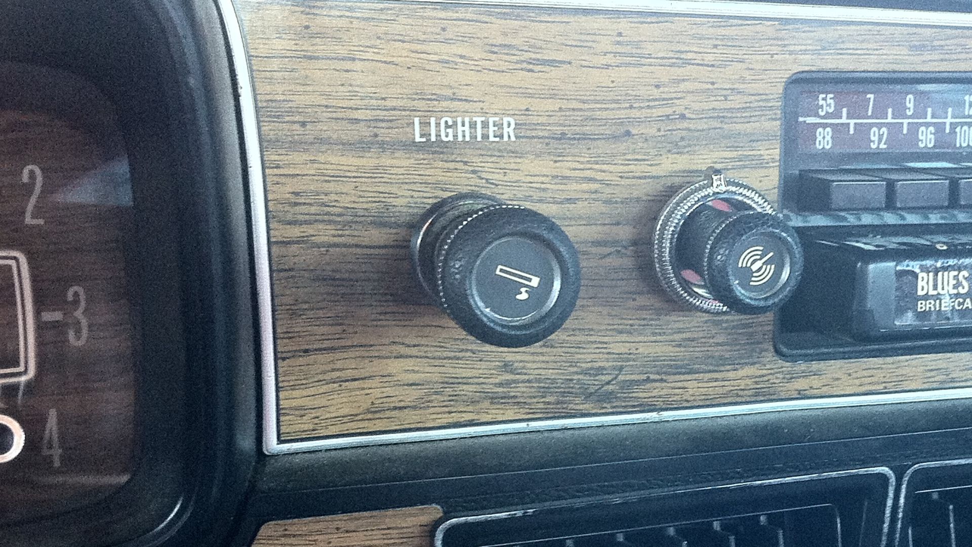 File:1978 AMC Matador sedan red NC detail of factory AM-FM-stereo-8-track unit.jpg