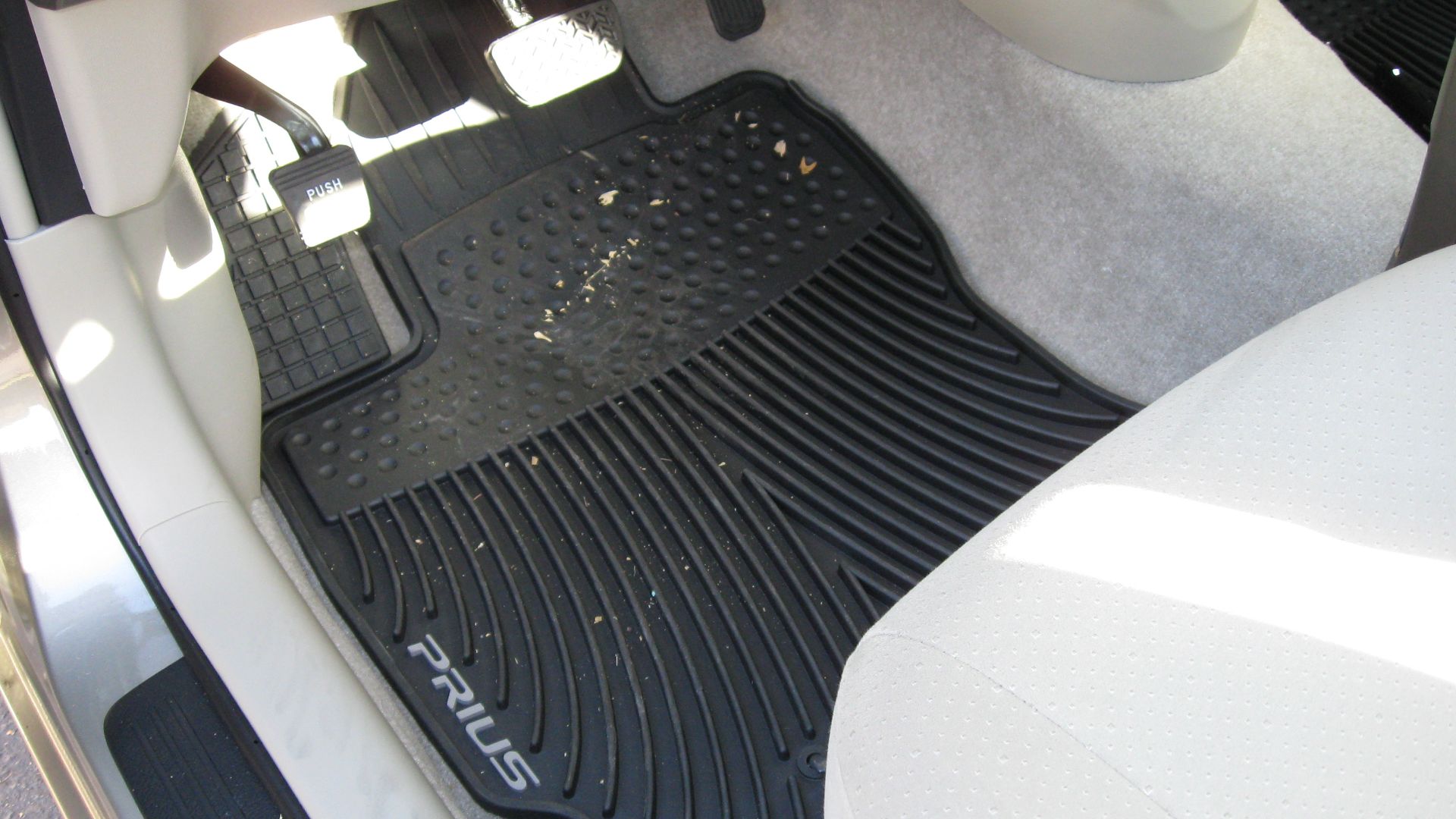 File:2009 Toyota Prius - OEM all-weather floormats (2).jpg