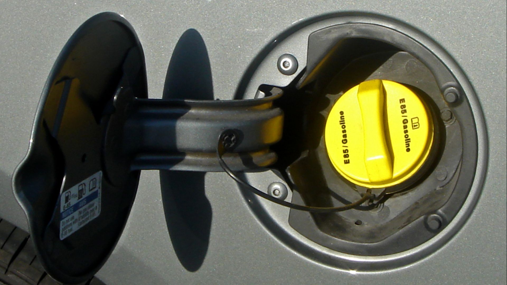 File:Typical FlexFuel filler door label and yellow cap 12 MIA 12 2008.jpg