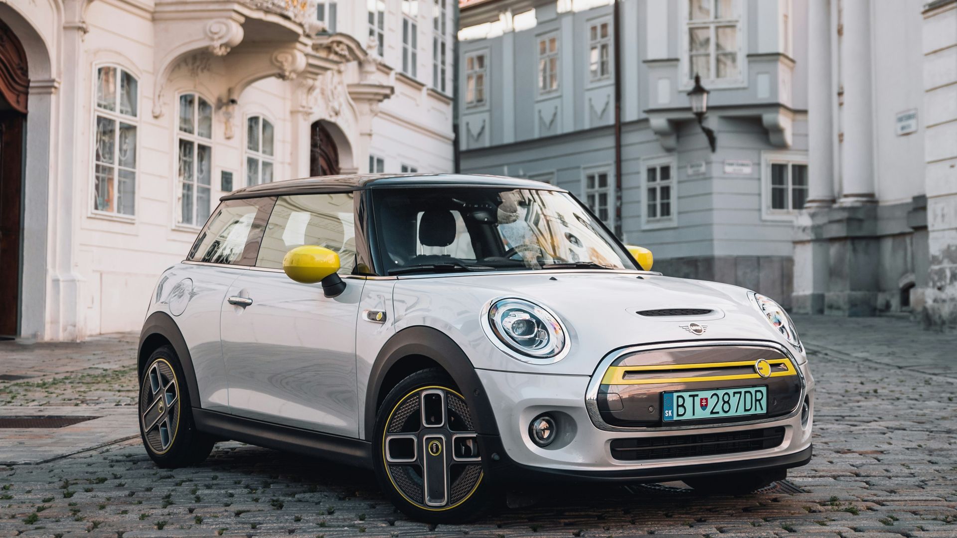 silver bmw m 3 parked on street during daytime