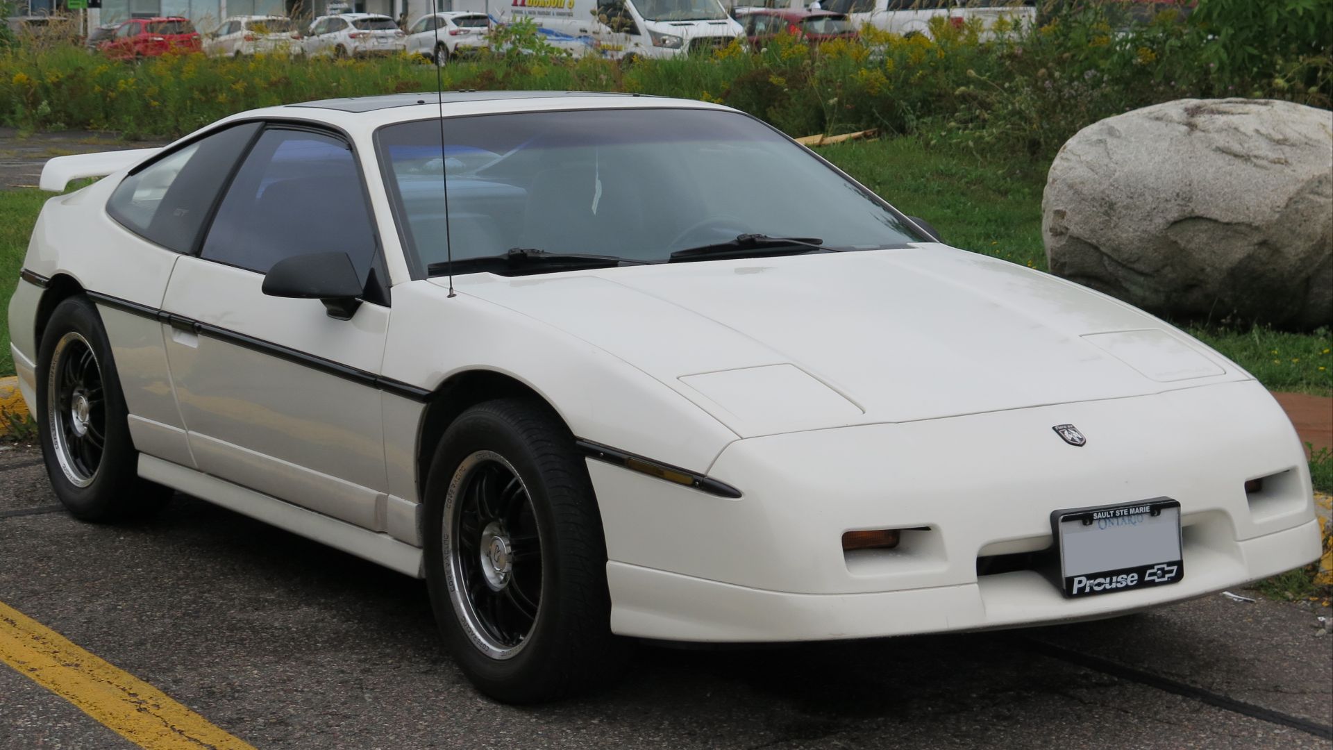 File:1988 Pontiac Fiero GT in White Diamond Clearcoat, Front Right, 08-29-2022.jpg