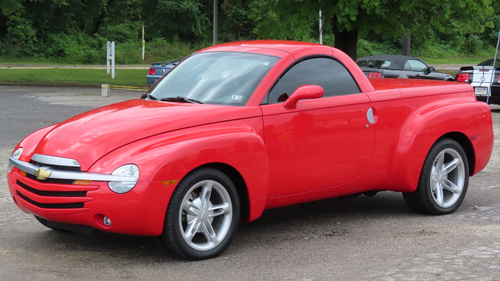 File:2004 Chevrolet SSR, front left, 07-02-2023.jpg