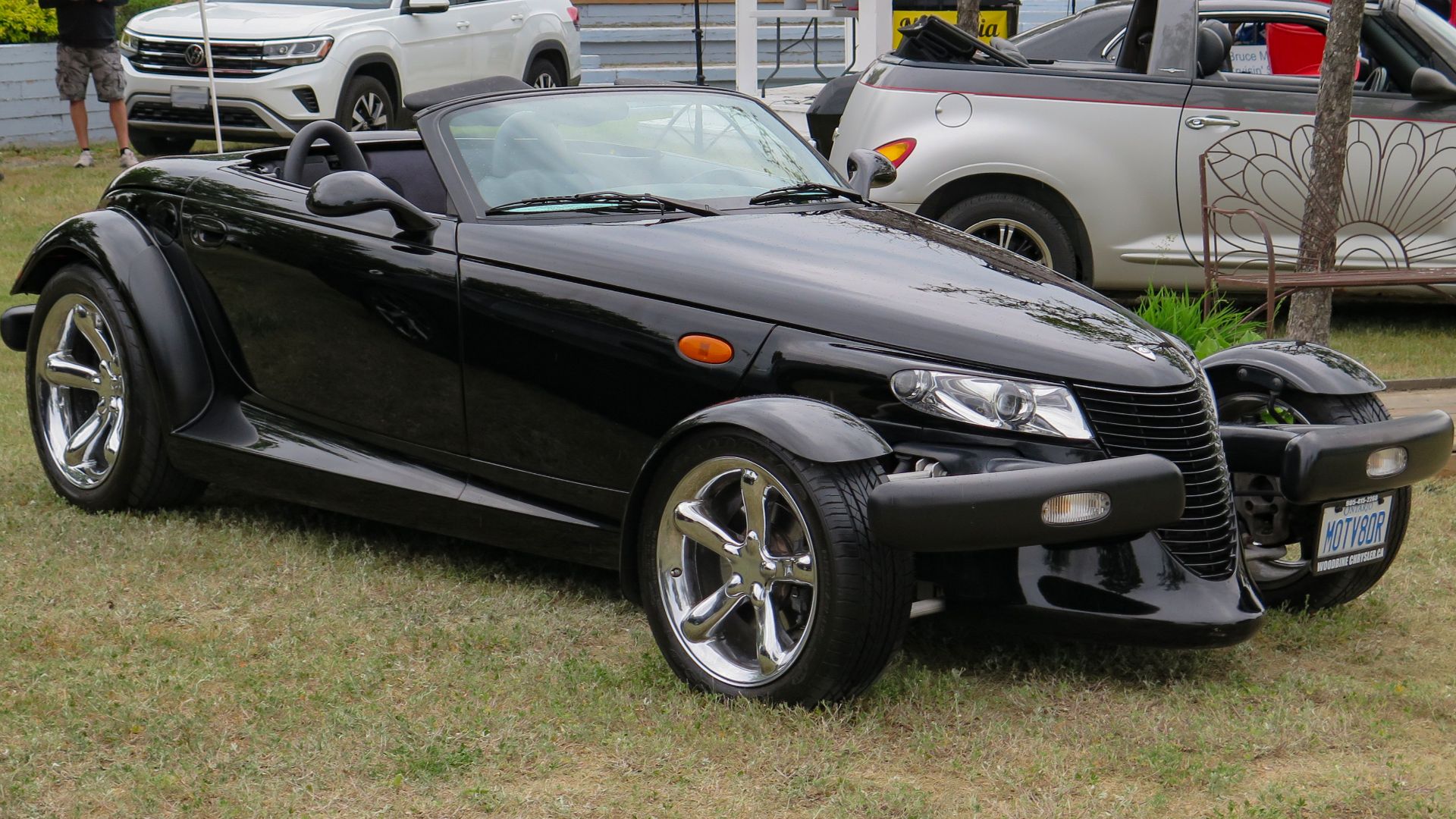 File:2000 Plymouth Prowler in Prowler Black Clearcoat, Front Right, 06-10-2023.jpg