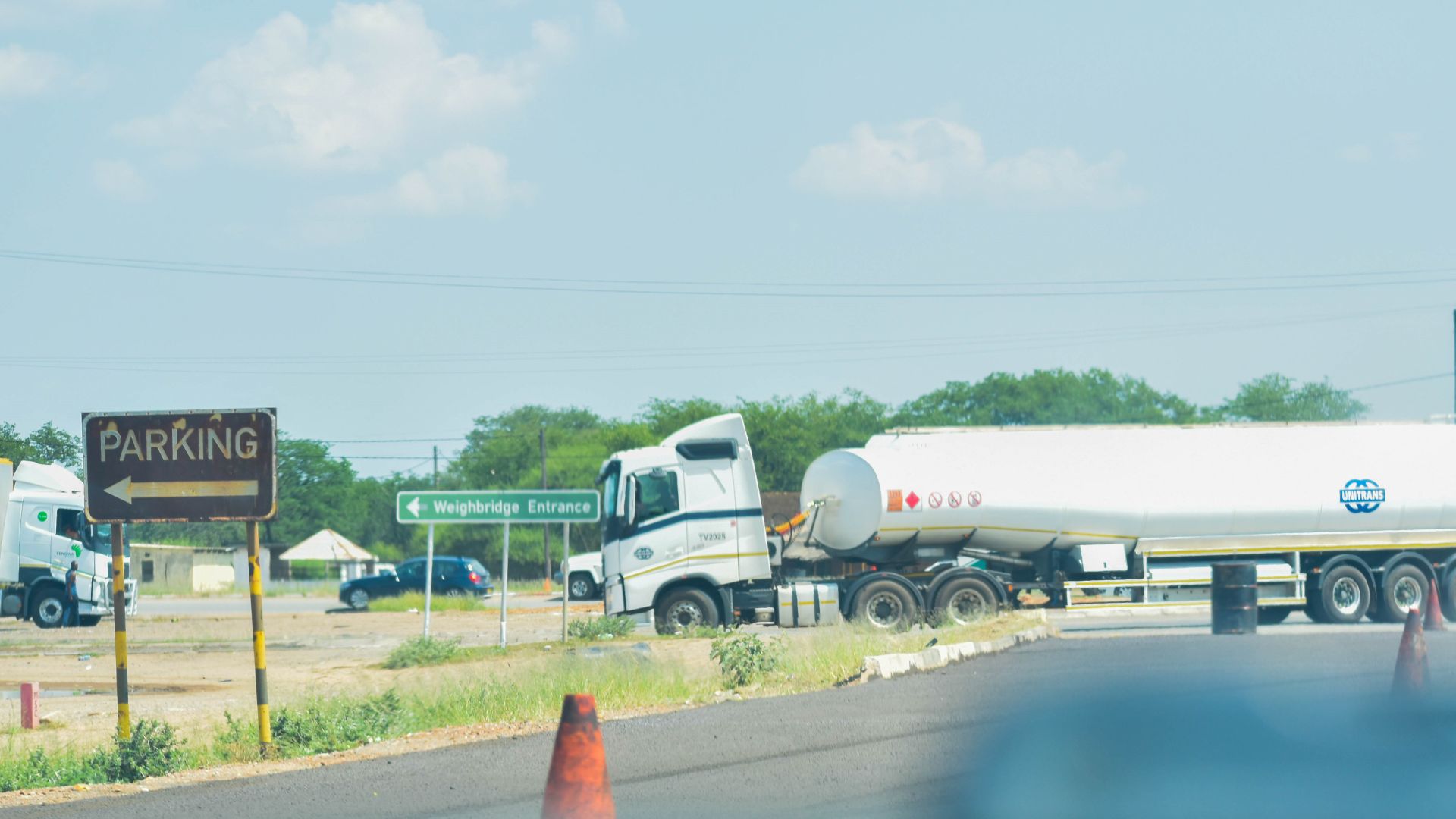File:Fuel truck in Serule.jpg
