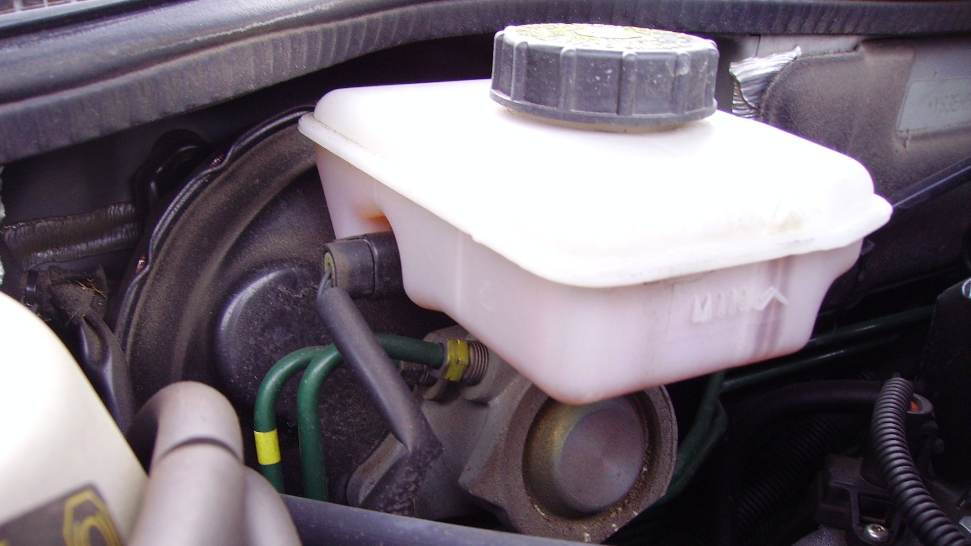 File:Brake master cylinder and reservoir.JPG