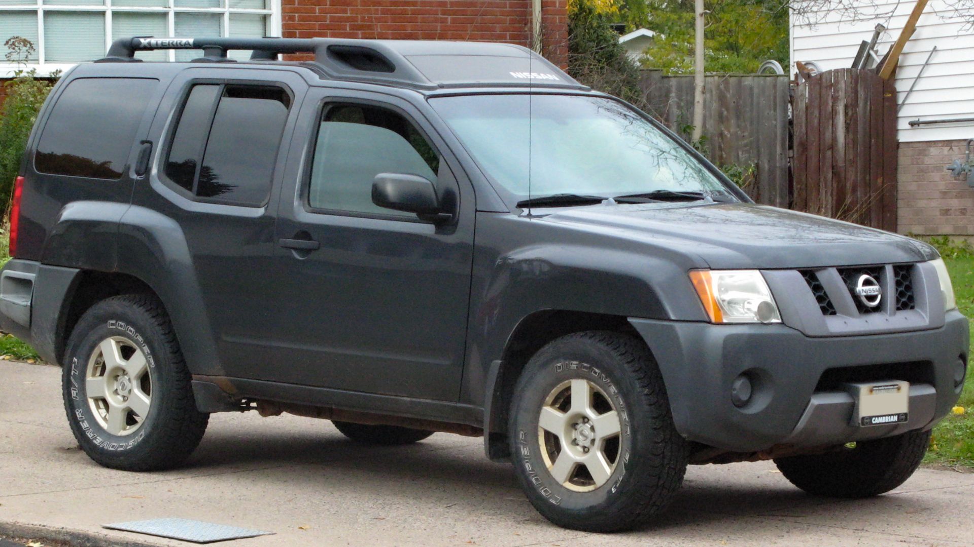 File:2006 Nissan Xterra S in Knight Armour, Front Right, 2020-10-16.jpg