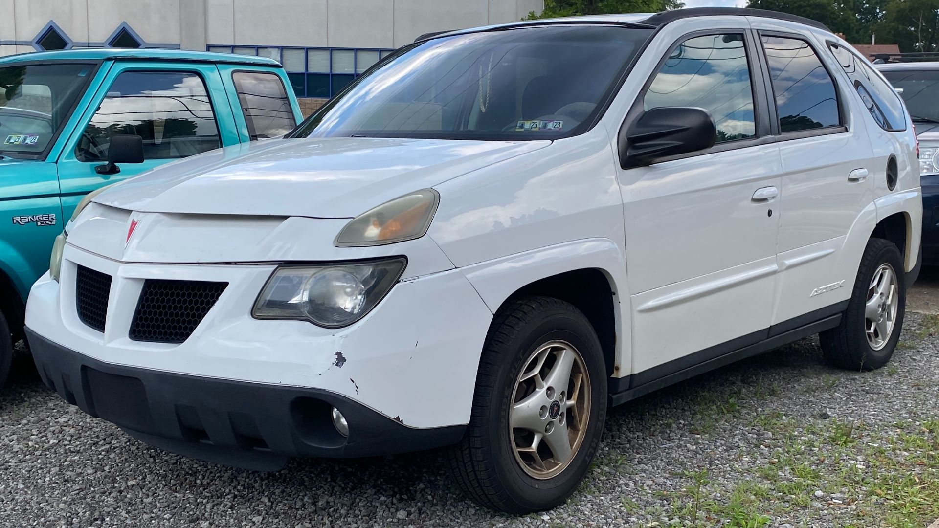 File:2004 Pontiac Aztek FWD in Summit White, front left, 07-22-2022.jpg