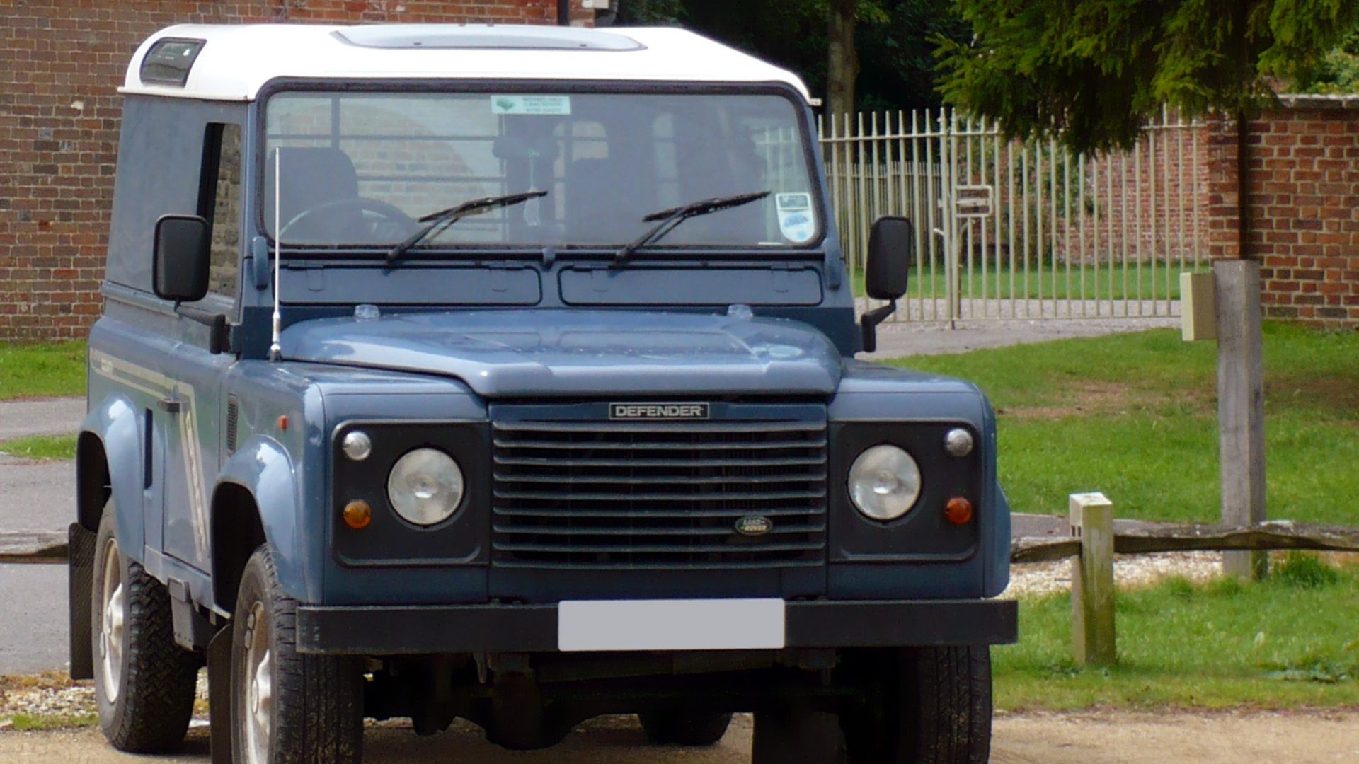 File:Blue Land Rover Defender 90.jpg