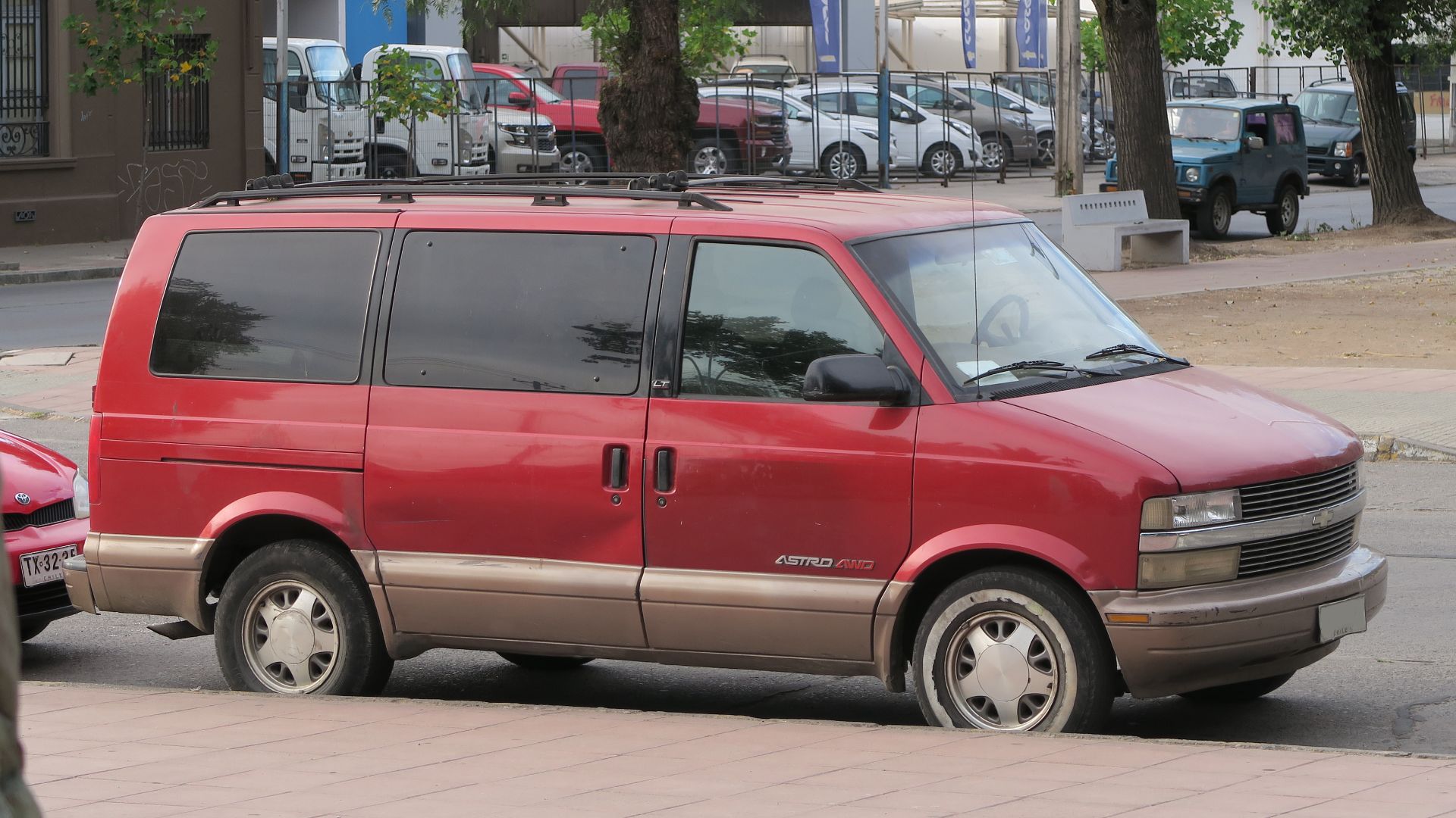 File:Chevrolet Astro LT 4WD 1998 (35900202900).jpg
