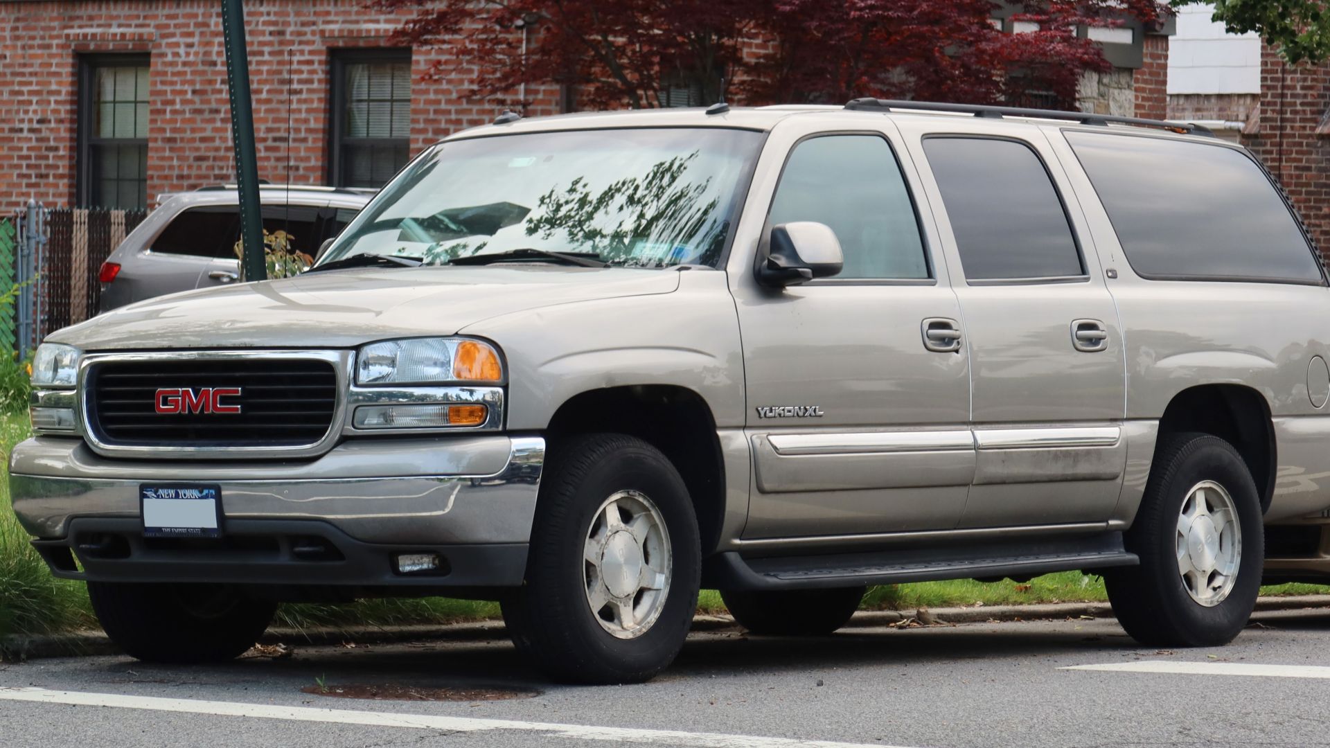 File:2003 GMC Yukon XL, front 6.14.21.jpg