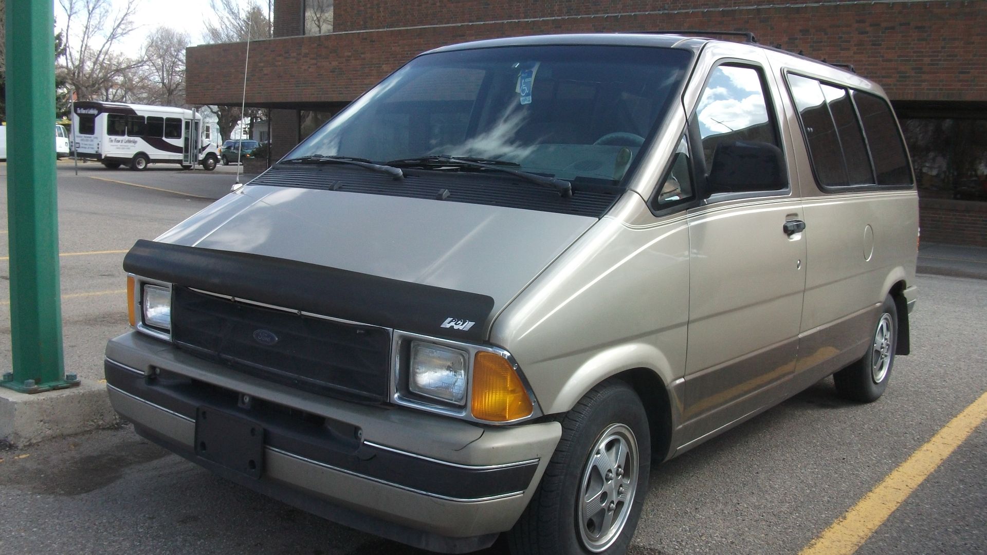 File:Ford Aerostar XLT.jpg