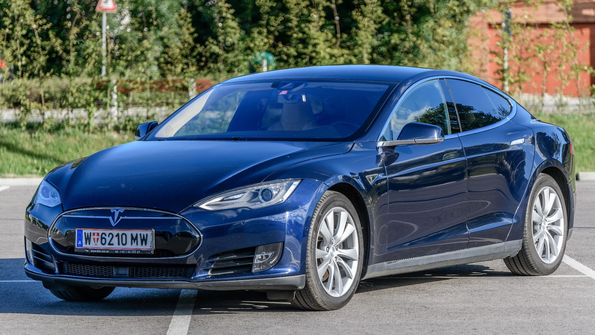File:20180630 Tesla Model S 70D 2015 midnight blue left front.jpg