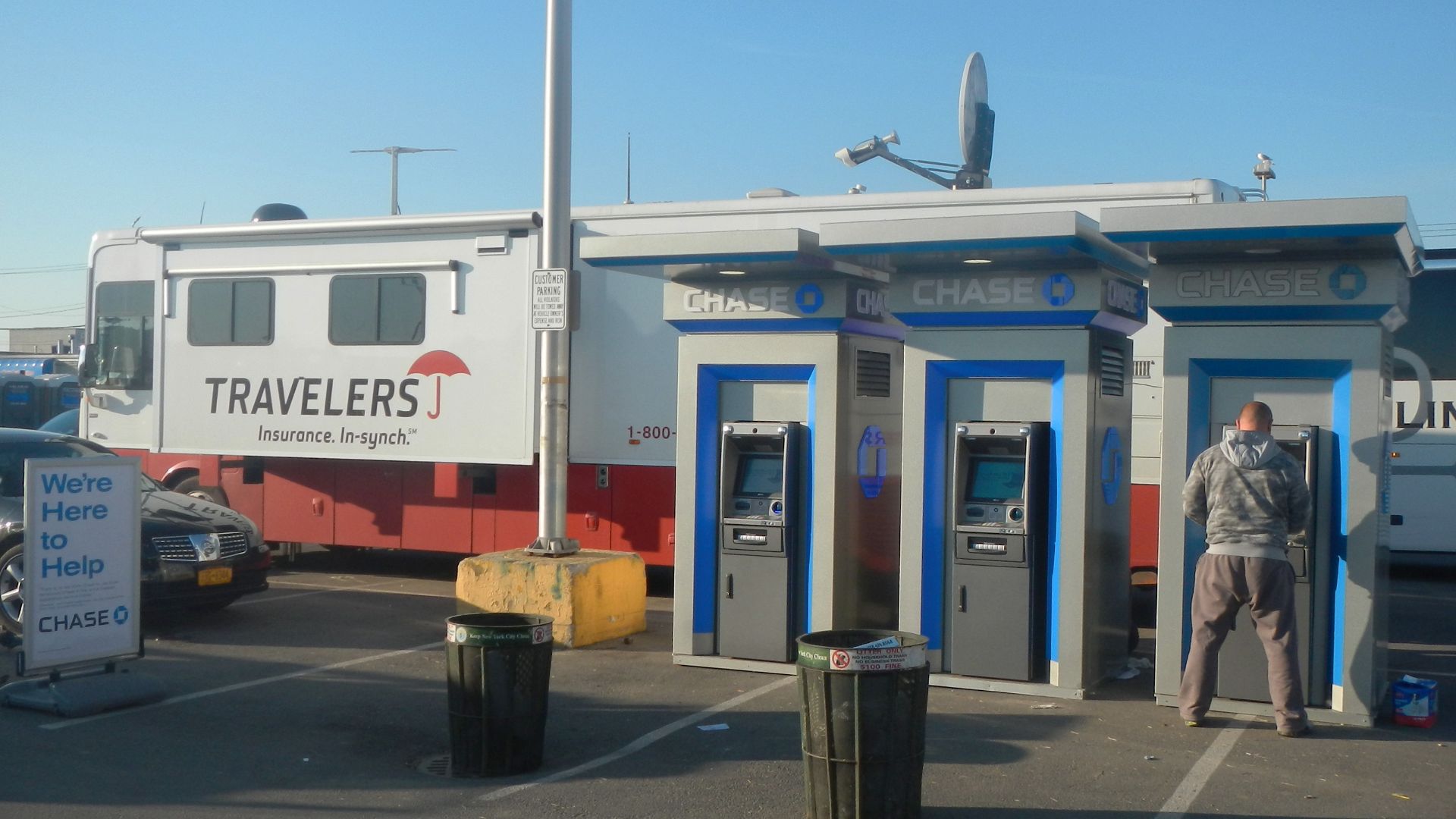 File:Chase kiosk & Travelers van B141 St Sandy jeh.jpg