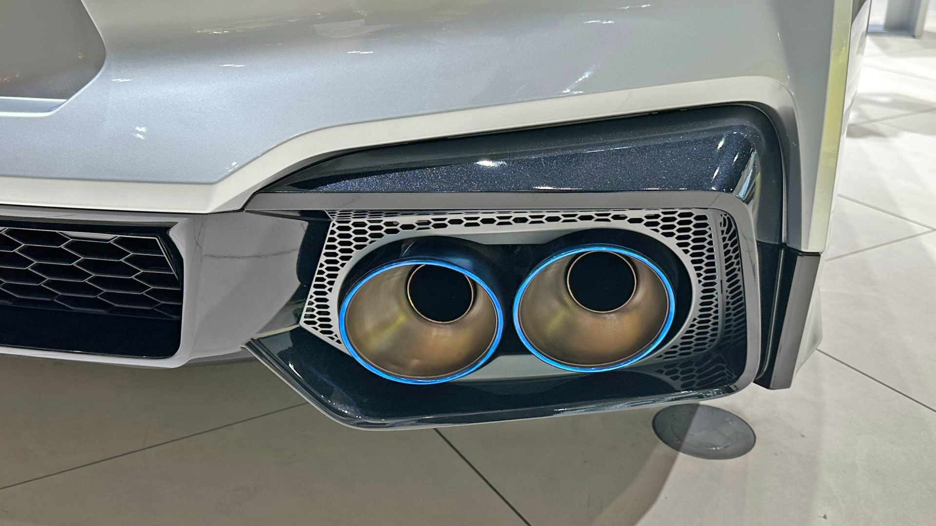 File:The exhaust silencer of Nissan GT-R Premium edition (4BA-R35).jpg