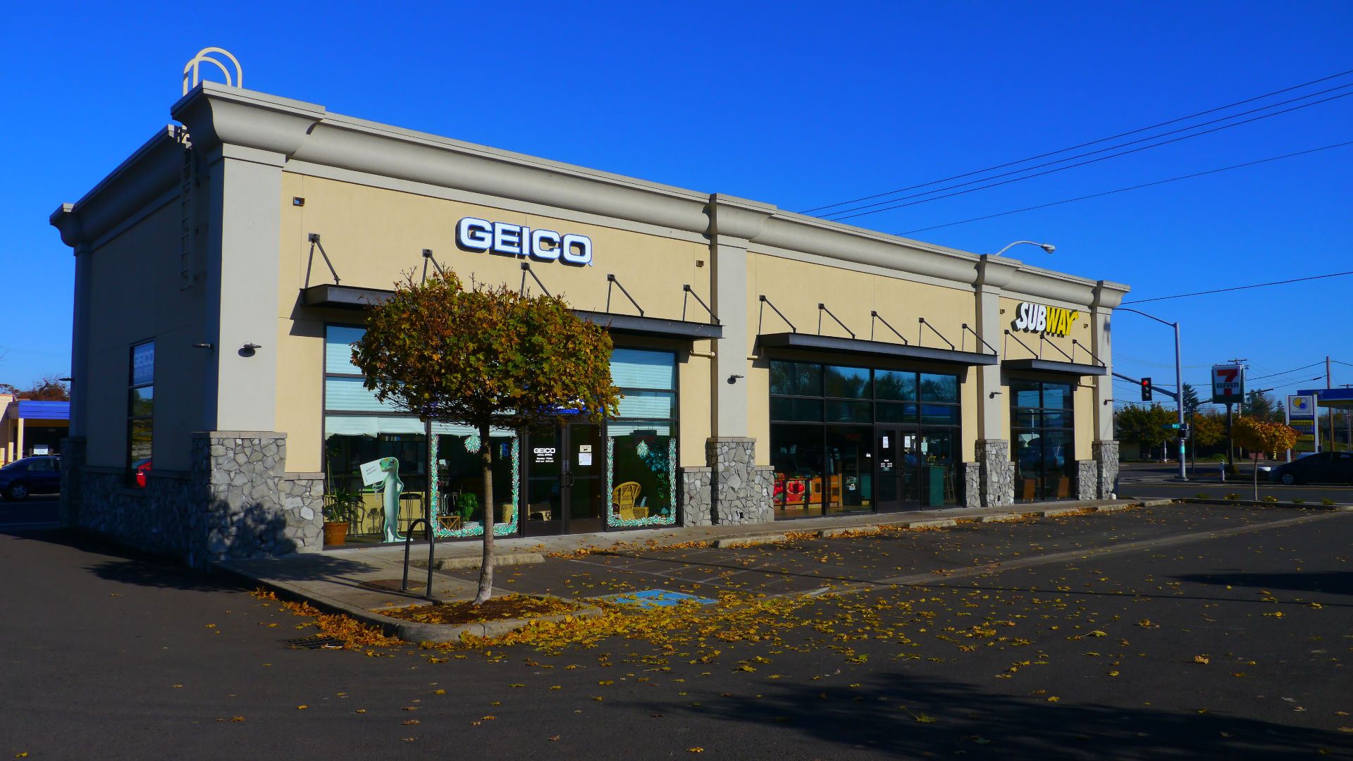File:Geico & Subway in Eugene, Oregon (31969799280).jpg