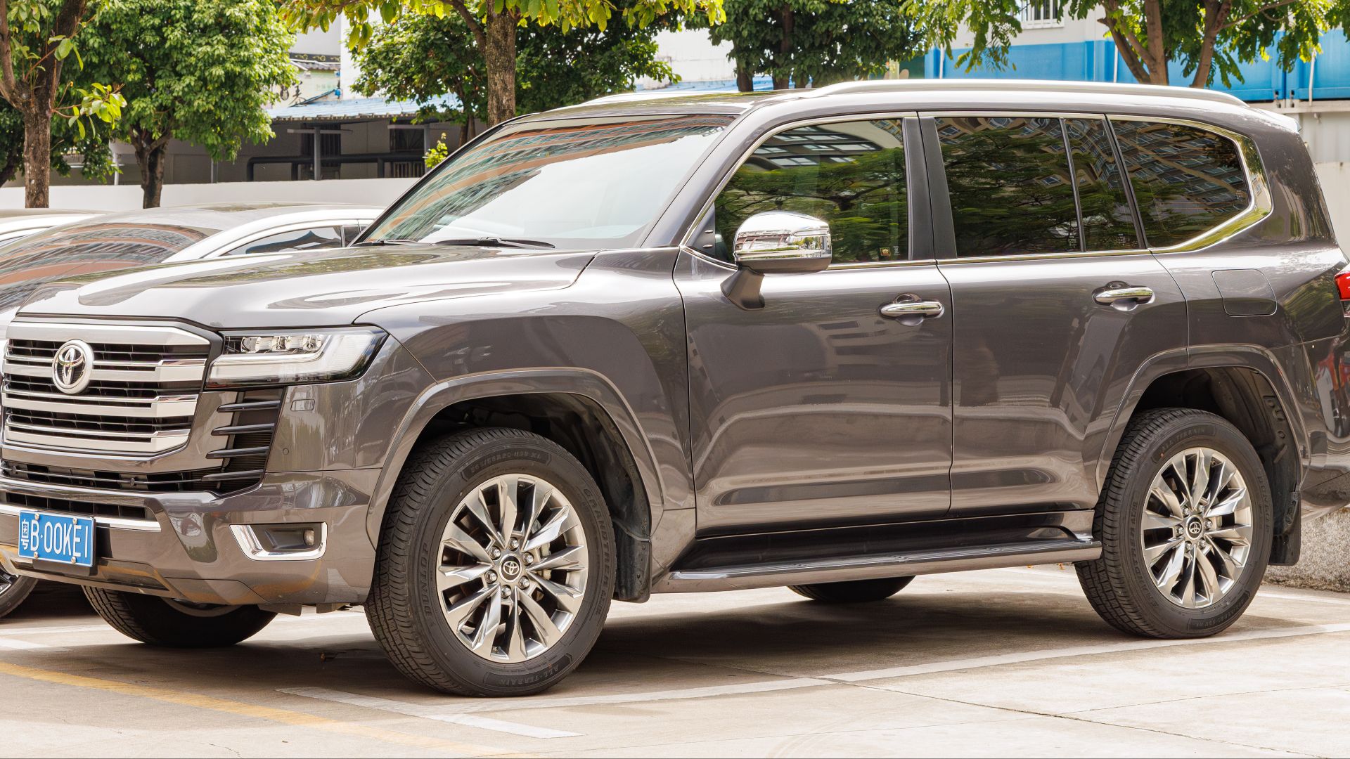 File:TOYOTA LAND CRUISER (J300) China (3).jpg