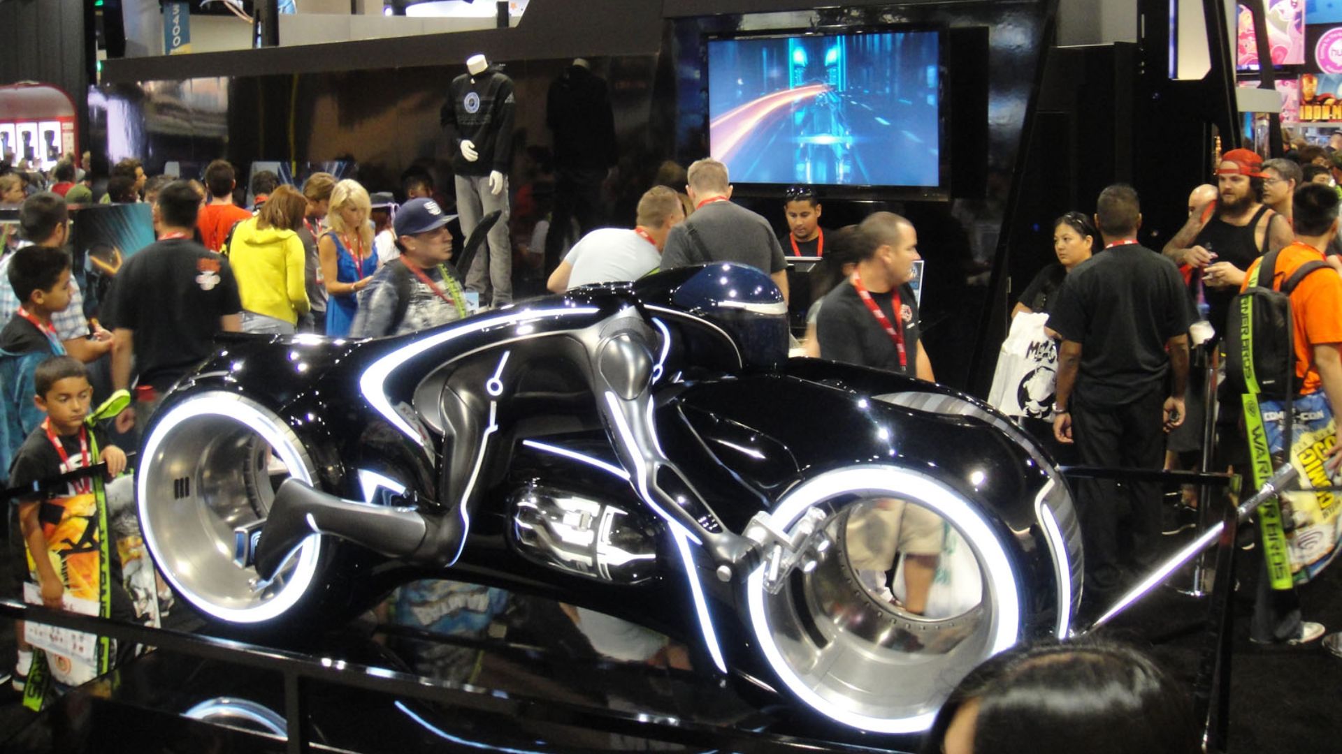 File:Comic-Con 2010 - Disney Tron Legacy booth - light cycle (4859615650).jpg