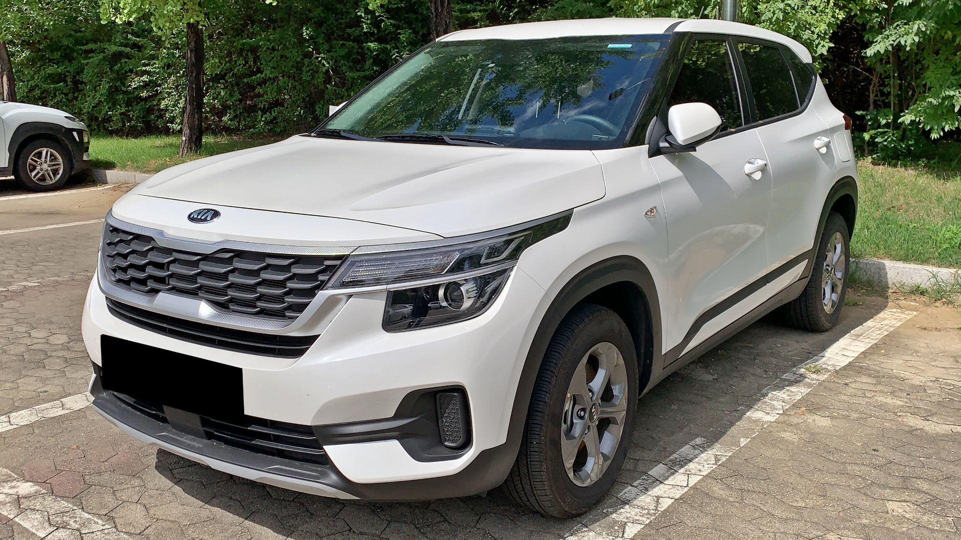 File:White KIA Seltos (Front).jpg