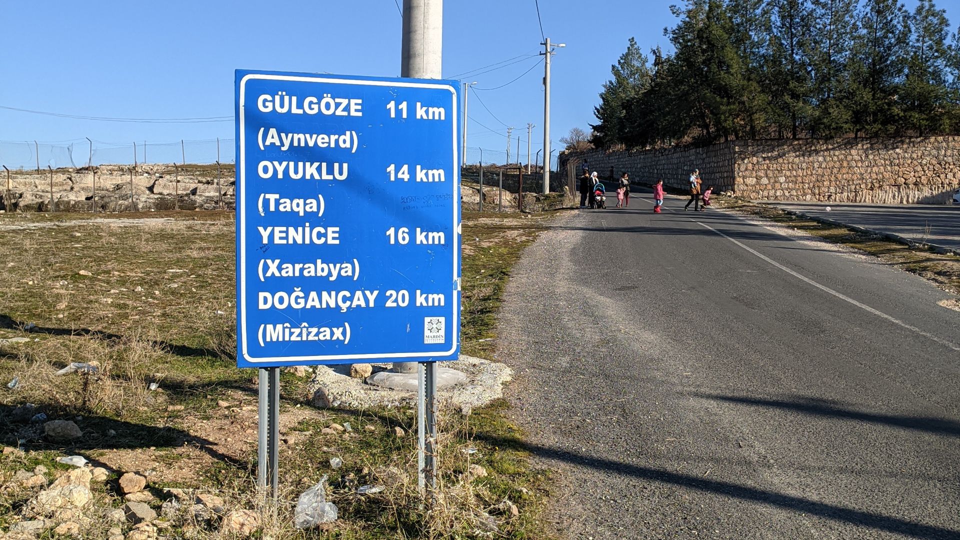 File:Turkish and Kurdish language road sign in Mardin Province, Turkey.jpg