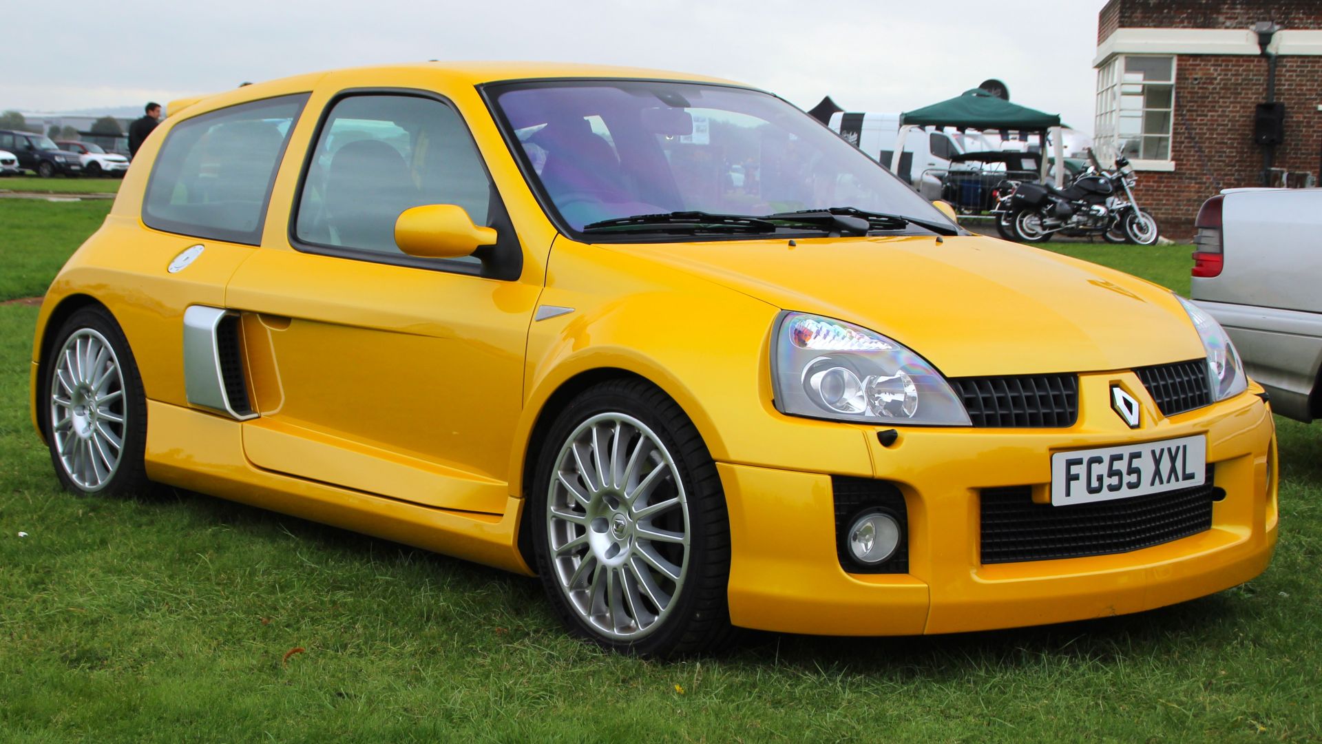 File:2005 Renault Clio V6 Liquid Yellow Low.jpg