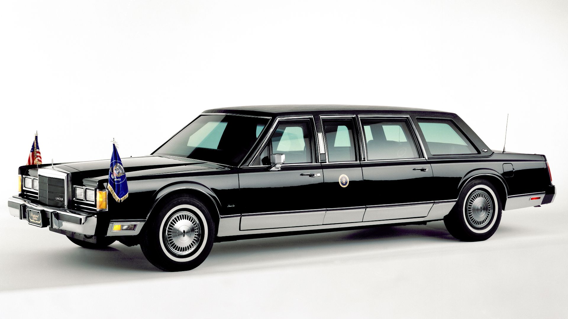 File:1989 Lincoln Town Car Presidential Limousine.jpg