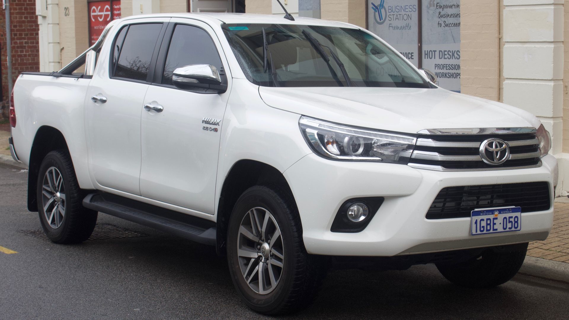 File:2016 Toyota HiLux (GUN136R) SR5 4-door utility (2018-09-03) 01.jpg