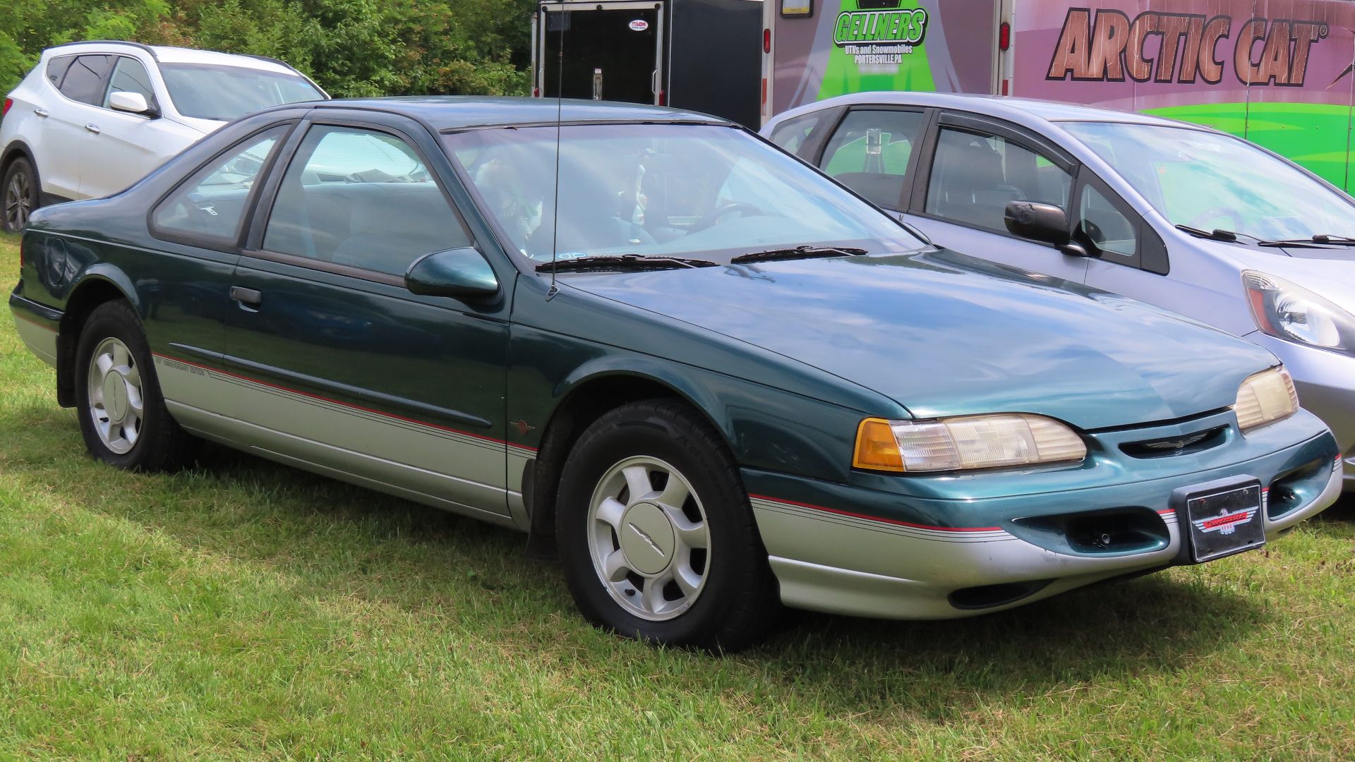 File:1995 Ford Thunderbird LX 40th Anniversary Edition, front right, 08-05-2023.jpg