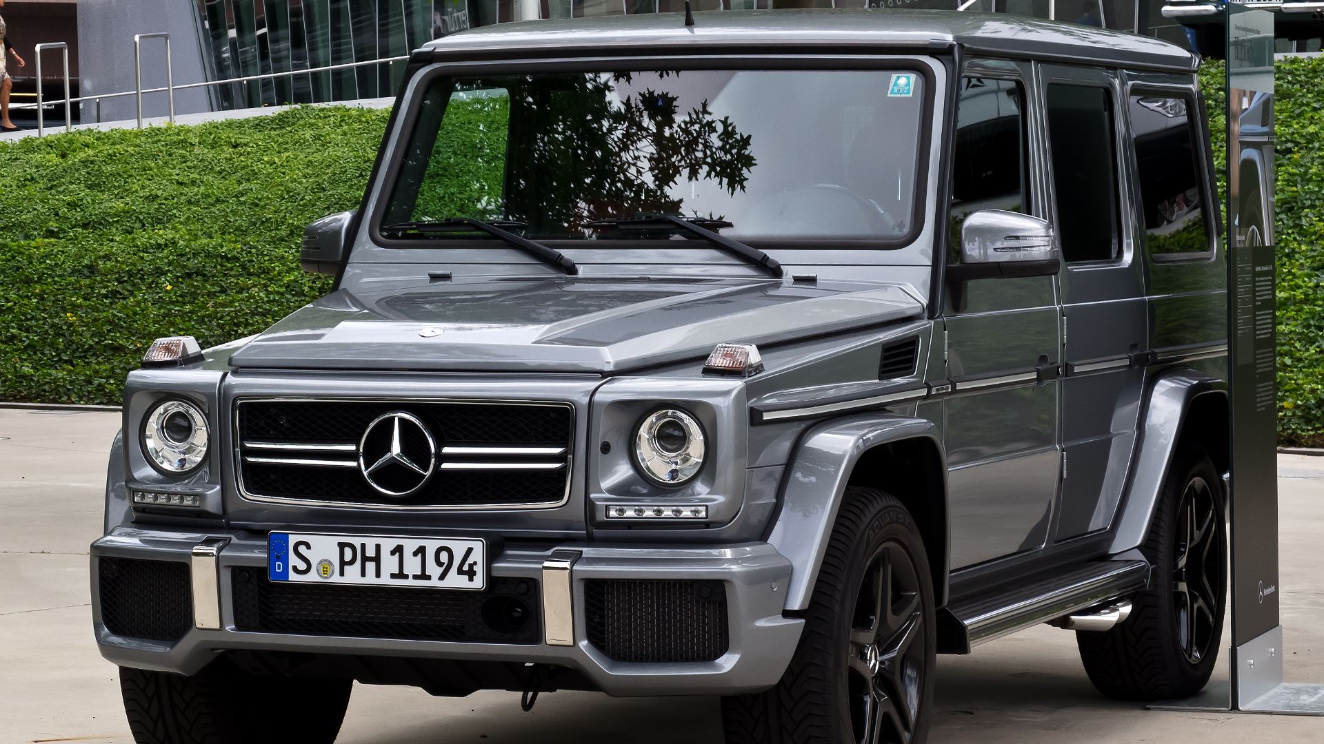File:Mercedes-Benz G 63 AMG (W 463, 3. Facelift) – Frontansicht, 7. August 2012, Stuttgart.jpg