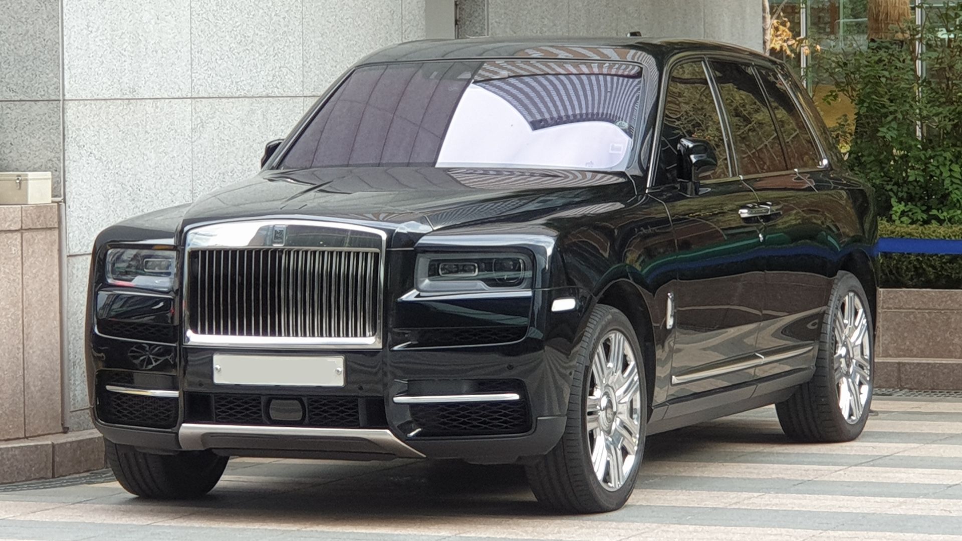 File:Rolls-Royce Cullinan Black (5).jpg