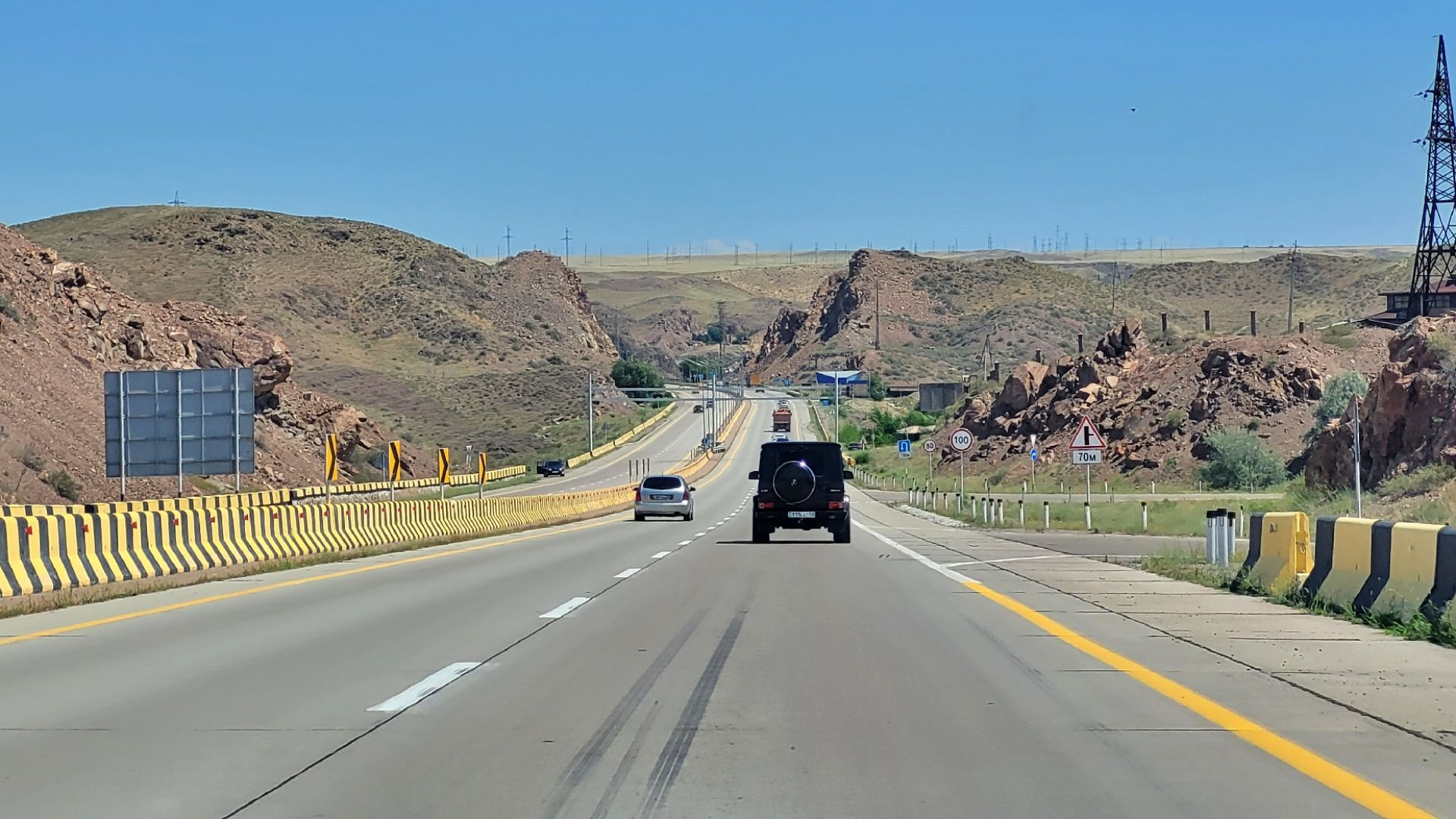 File:European route E40 between Almaty and Taldyqorghan near Konaev in Kazakhstan.jpg