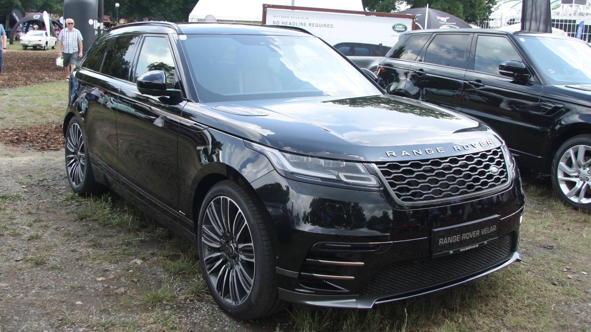 File:Range Rover Velar at Legendy 2018 in Prague.jpg