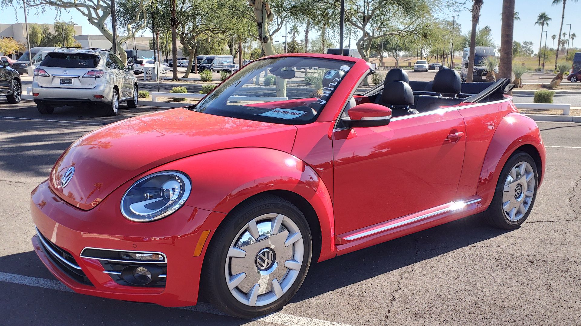 File:19 Volkswagen Beetle Convertible 2.0T SE.jpg