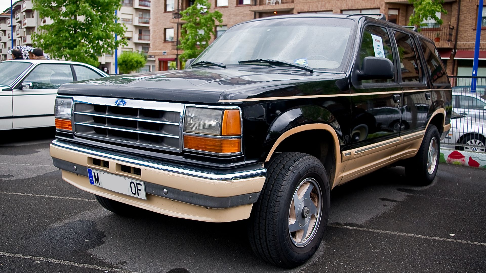 File:1992 Ford Explorer Eddie Bauer (6005113836).jpg