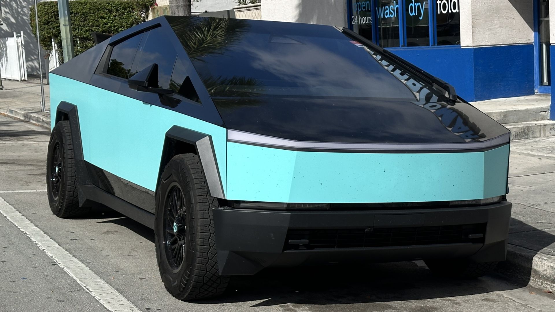 File:Tesla Cybertruck with teal & black two tone paintjob, Miami Florida Feb 2025 - 2.jpg