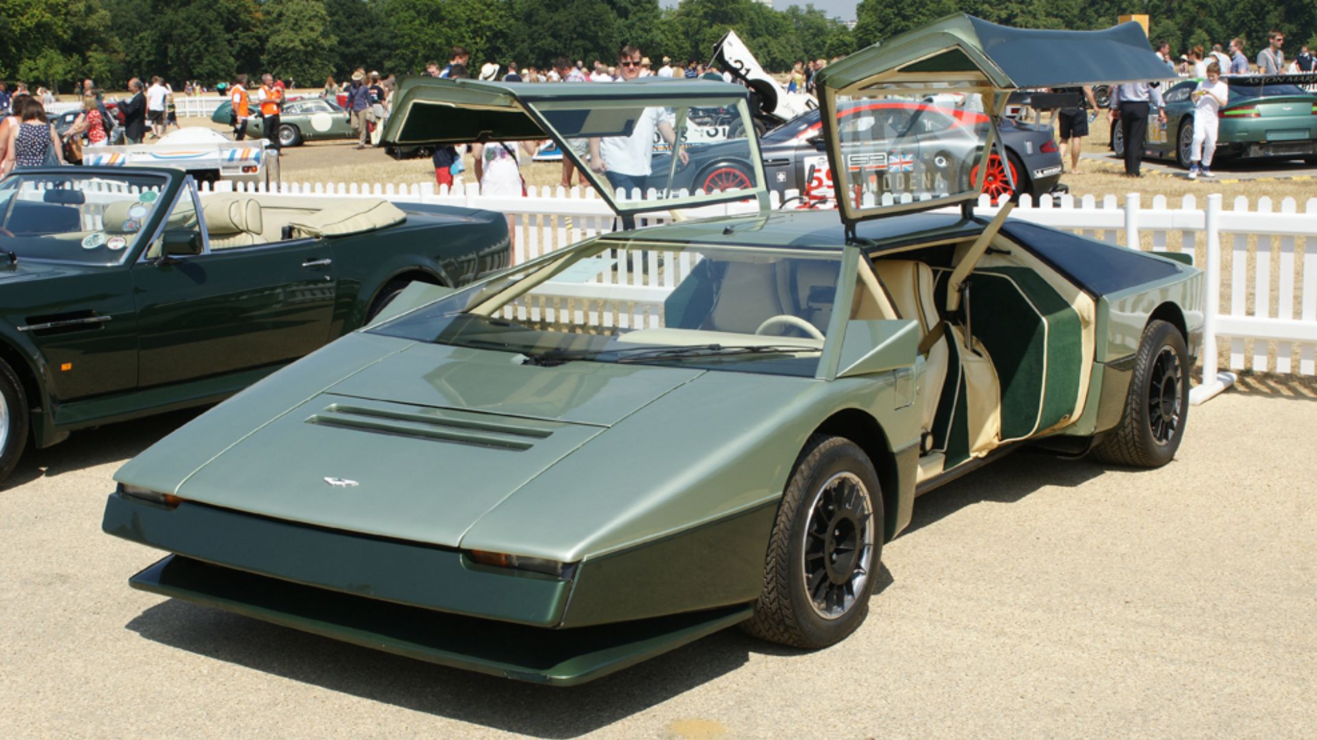 File:Aston Martin Bulldog Kensington Palace 21-07-13.jpg