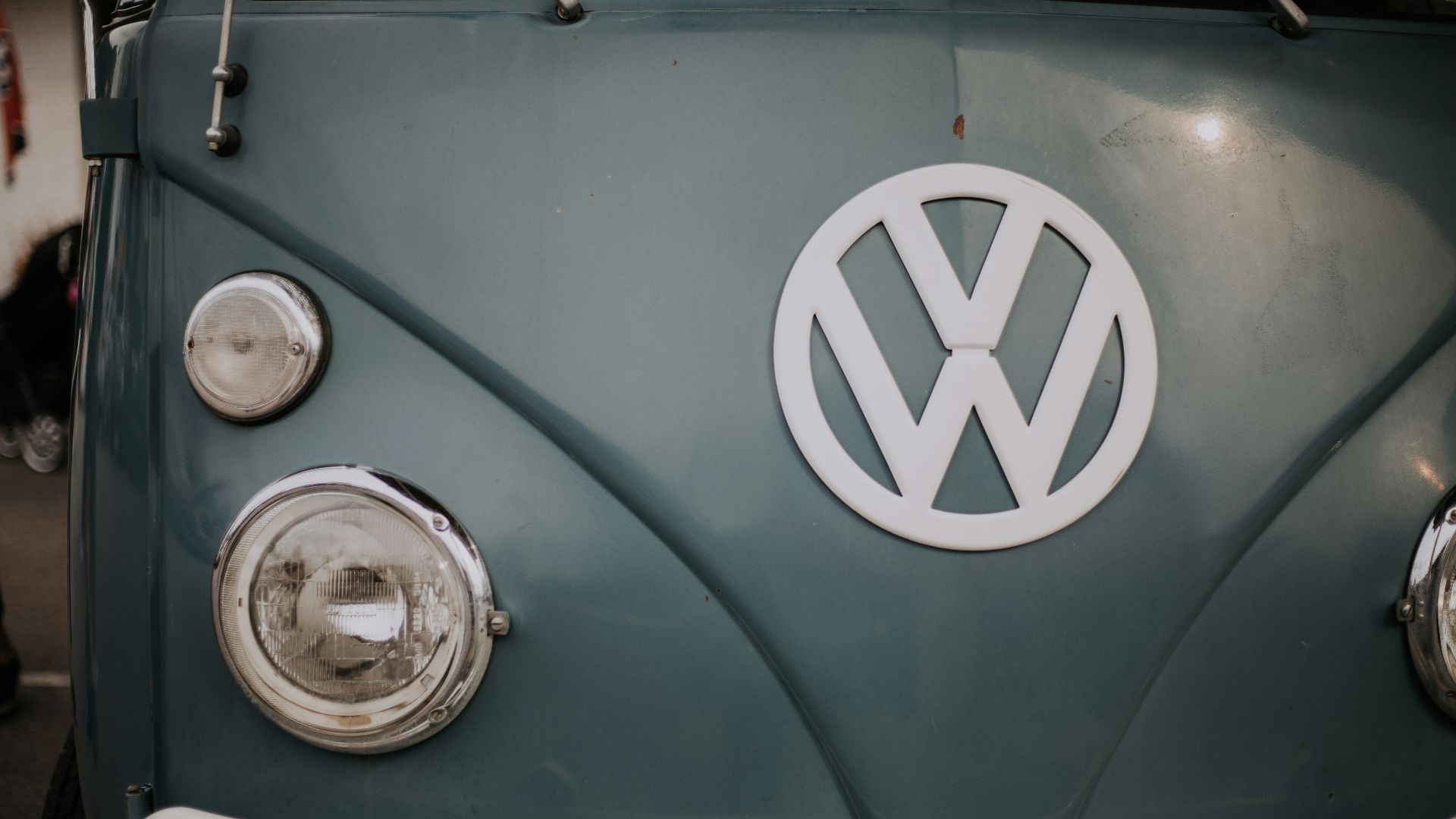 closeup photo of gray Volkswagen vehicle