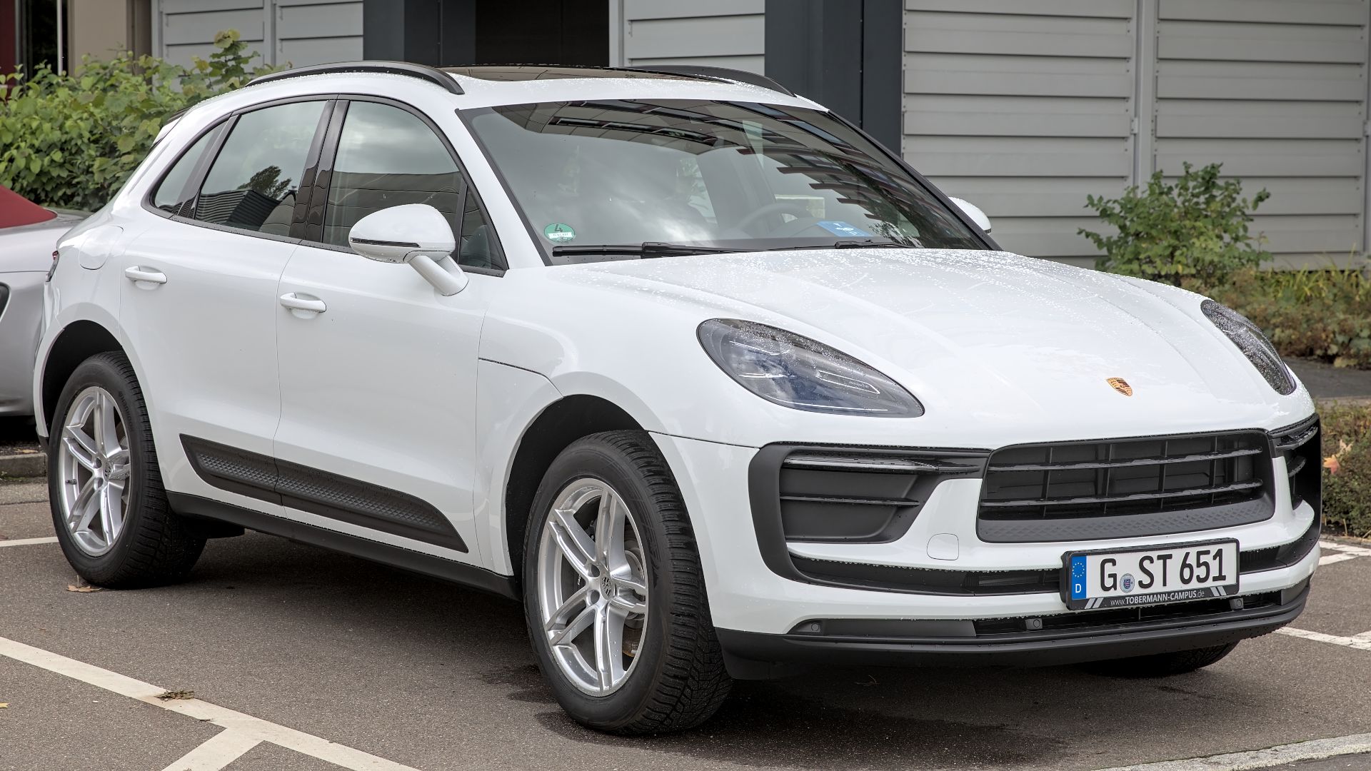 File:2022 Porsche Macan 1X7A6050.jpg