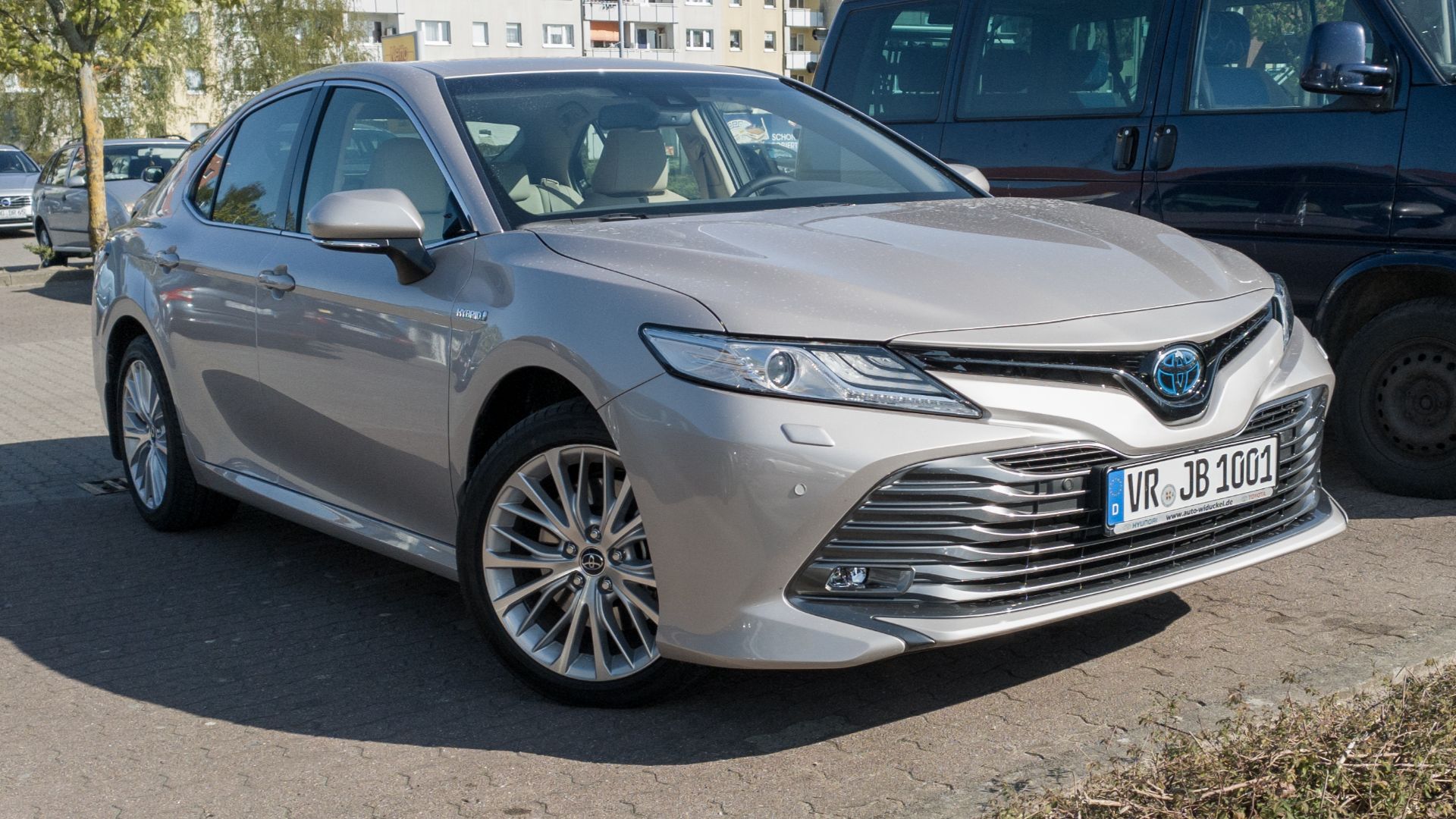 File:Toyota Camry Hybrid, Ribnitz-Damgarten (LRM 20200504 165212).jpg