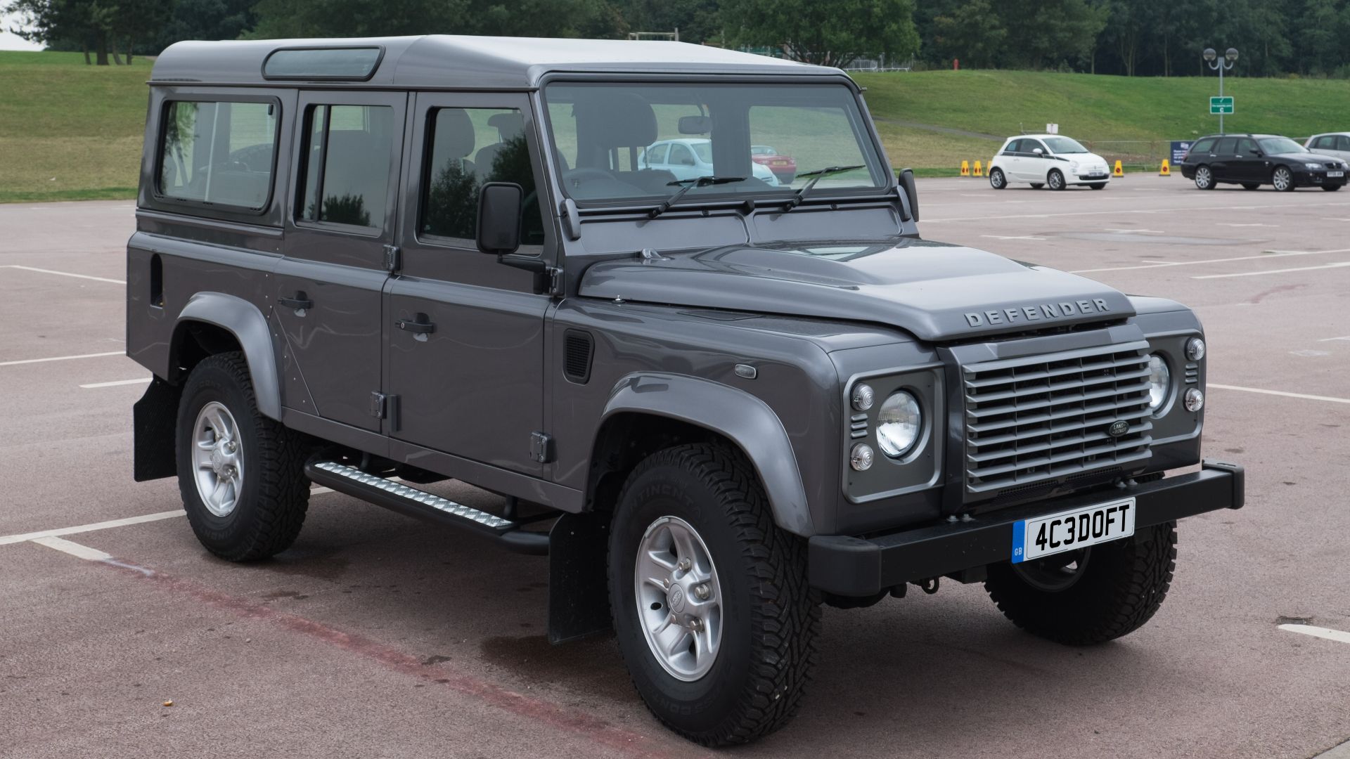 File:Land Rover Defender 110 Station Wagon 2016 - front.jpg