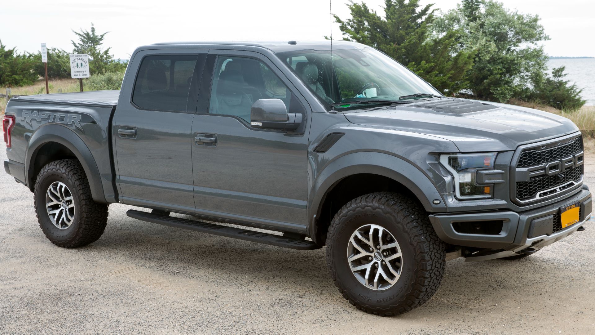 File:2018 Ford F-150 Raptor Super Crew Cab in Lead Foot, front right.jpg