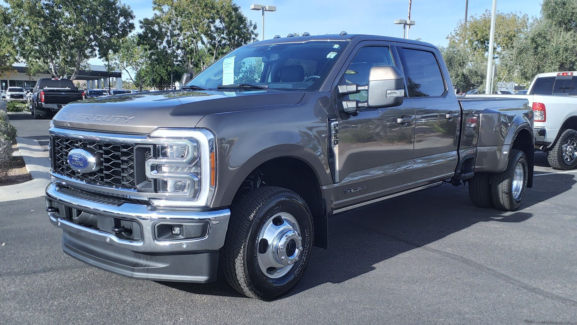 File:23 Ford F-350 Super Duty Lariat.jpg