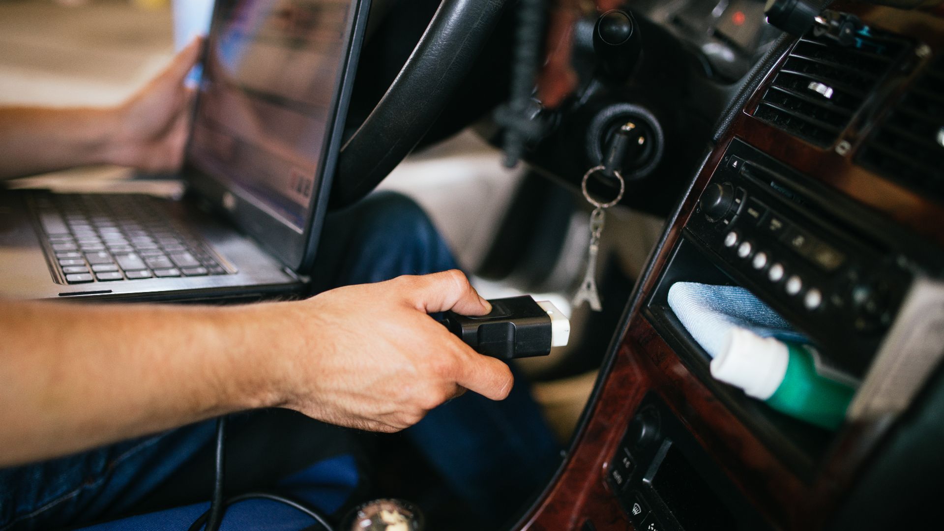 File:Man holding Obd2 jack for car software diagnostic.jpg