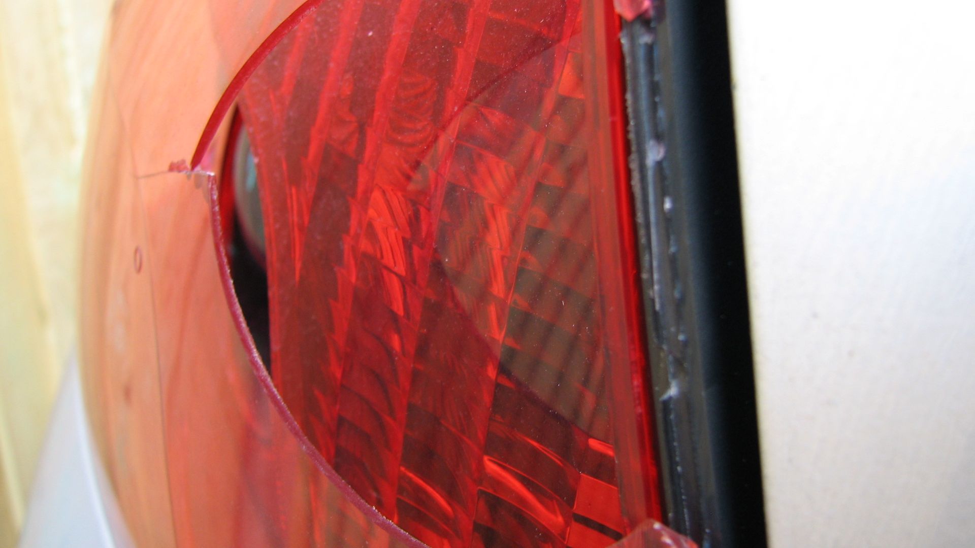 File:Peugeot 407 broken rear-light (3356358626).jpg
