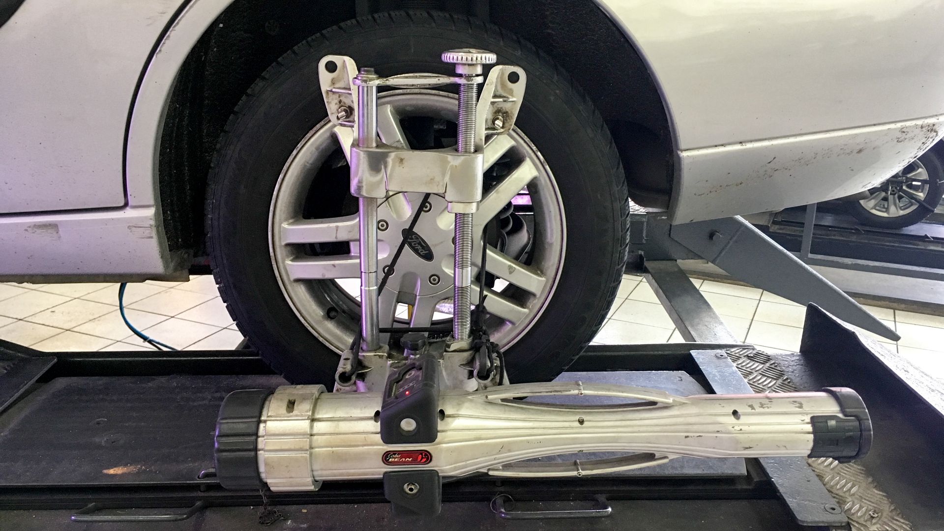 File:Wheel alignment on a Ford Focus 1.jpg